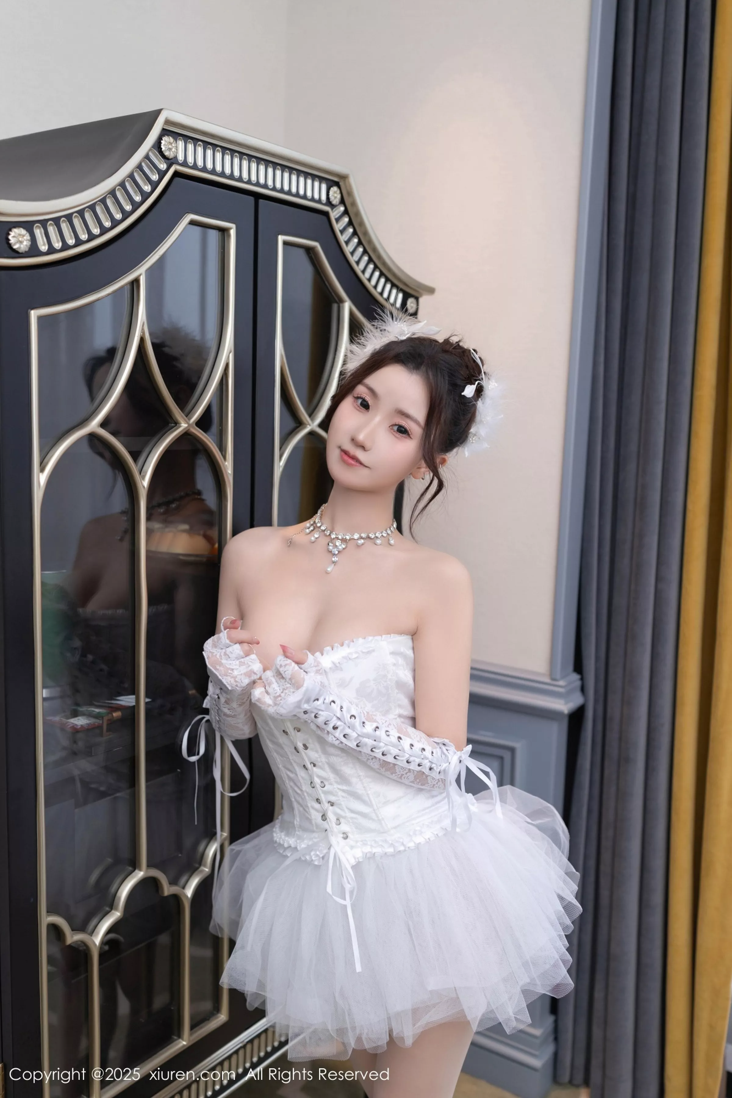 秀人集.com_[XiuRen秀人网]No.10161_模特杏子Yada性感白色低胸连衣裙配原色丝袜秀曼妙身姿诱惑写真82P