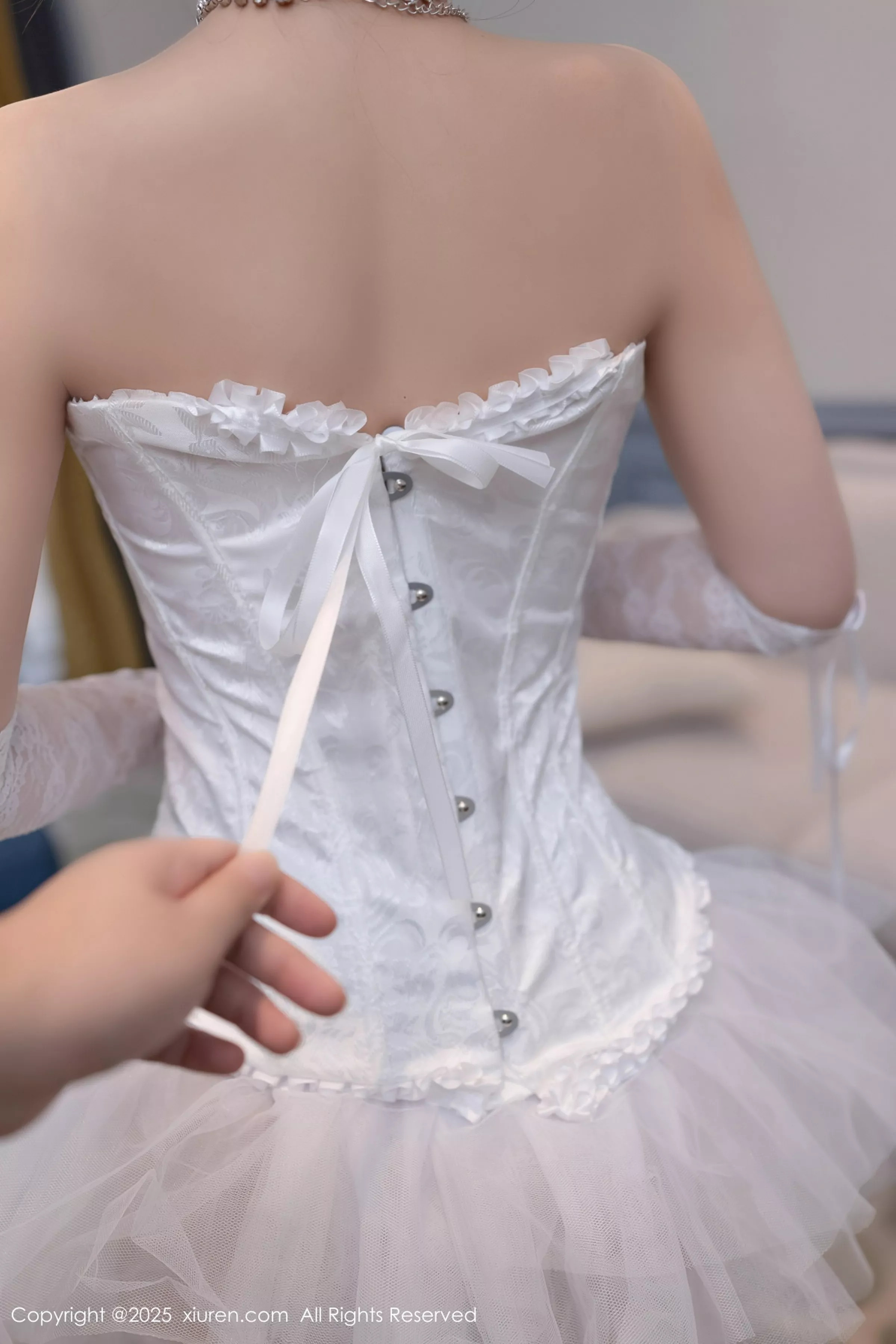 秀人集.com_[XiuRen秀人网]No.10161_模特杏子Yada性感白色低胸连衣裙配原色丝袜秀曼妙身姿诱惑写真82P