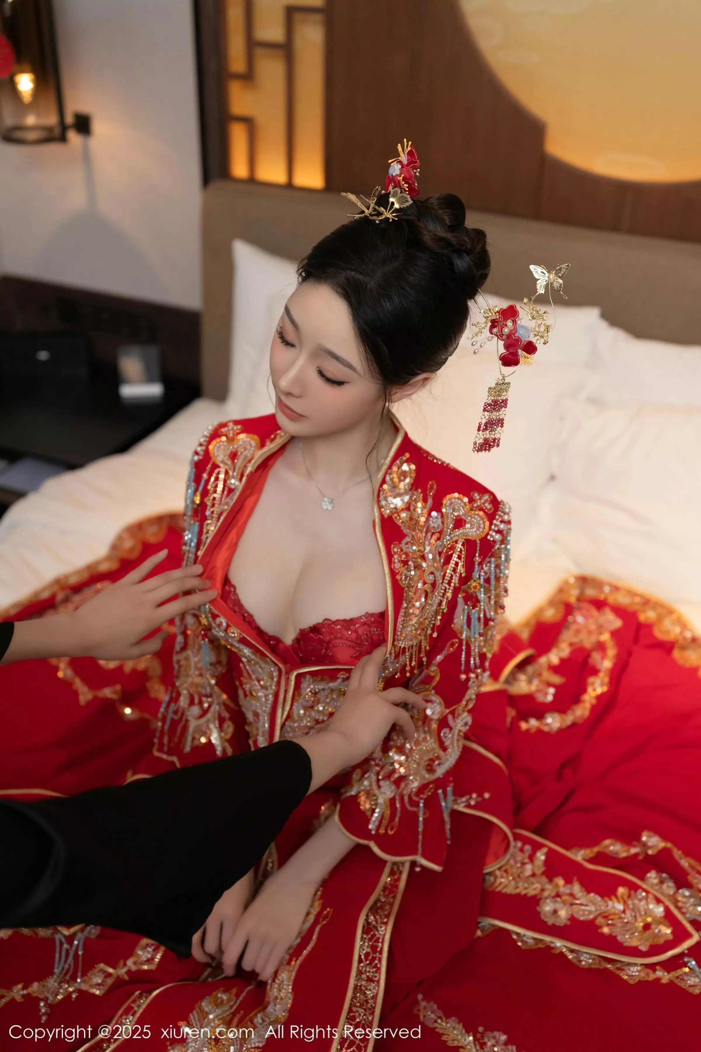 秀人集.com_[XiuRen秀人网]No.10055_模特小逗逗新婚主题性感红色蕾丝内衣配黑丝吊袜完美诱惑写真82P