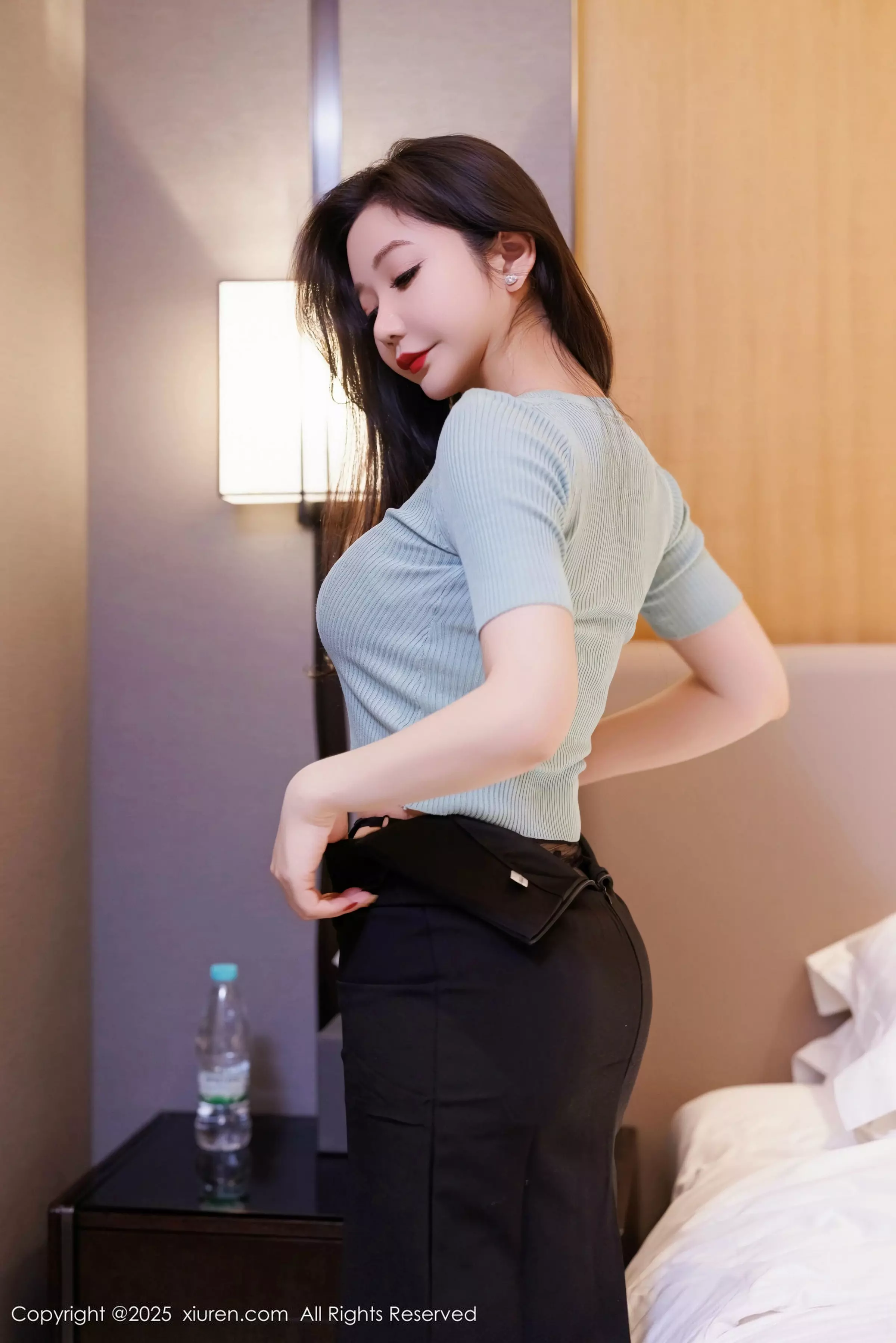 秀人集.com_[XiuRen秀人网]No.10060_女神心妍小公主性感蓝T配黑短裙露黑丝吊袜秀翘臀美腿诱惑写真62P