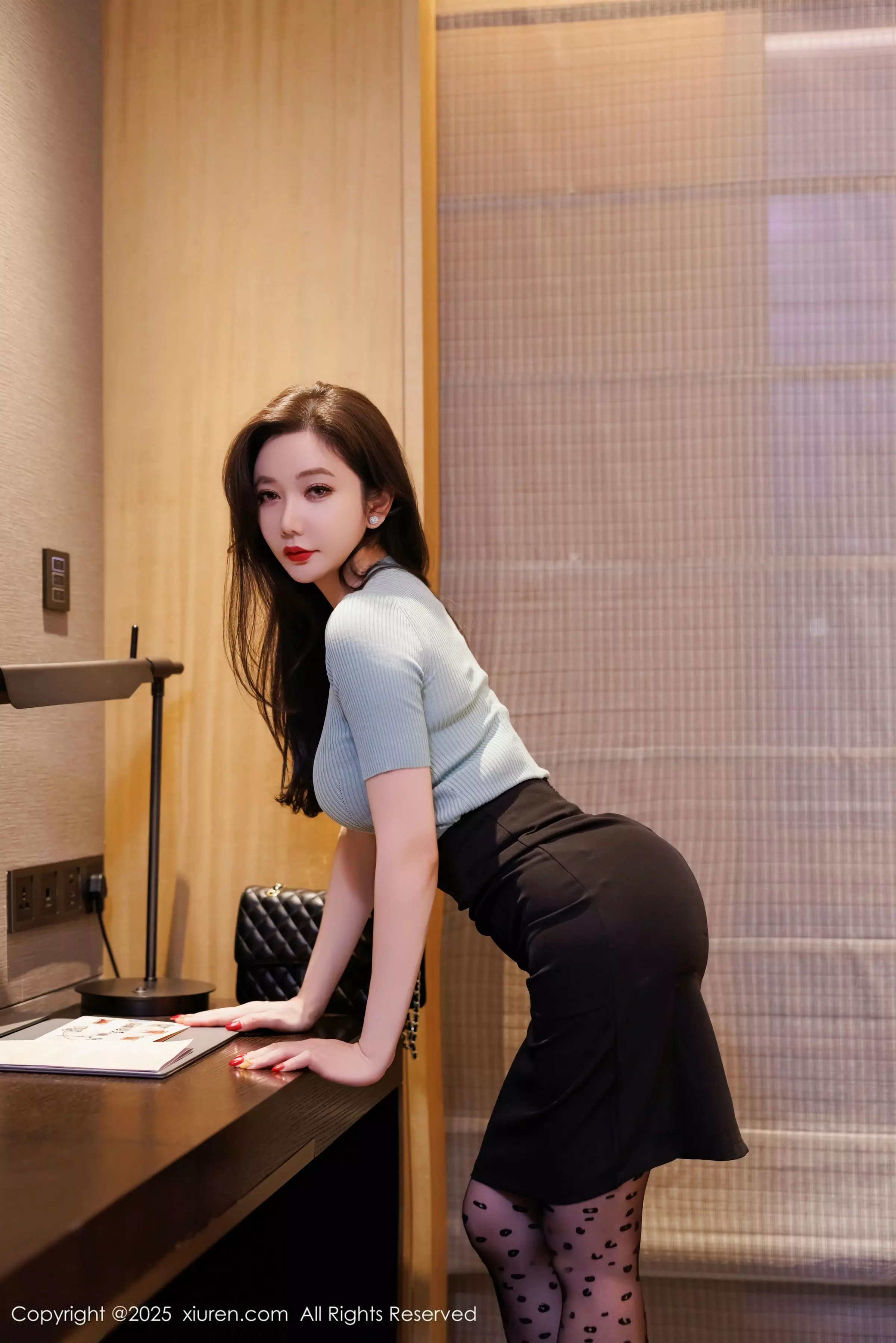 秀人集.com_[XiuRen秀人网]No.10060_女神心妍小公主性感蓝T配黑短裙露黑丝吊袜秀翘臀美腿诱惑写真62P