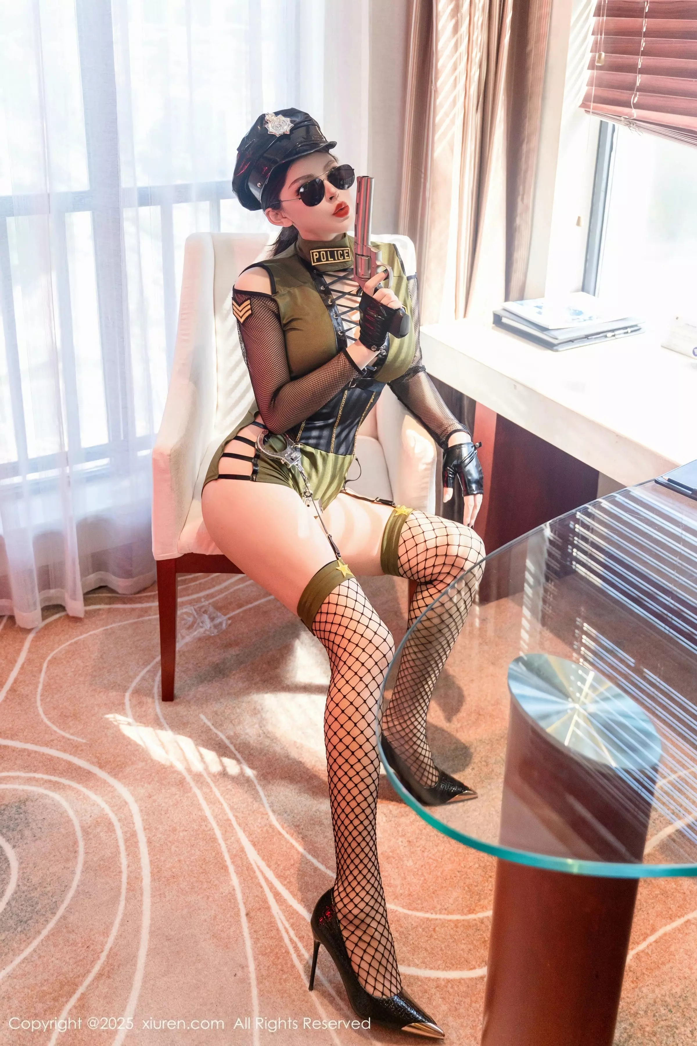 秀人集.com_[XiuRen秀人网]No.10064_大美妞伊丽莎有点白性感橄榄绿服饰配黑丝网袜秀美腿诱惑写真98P