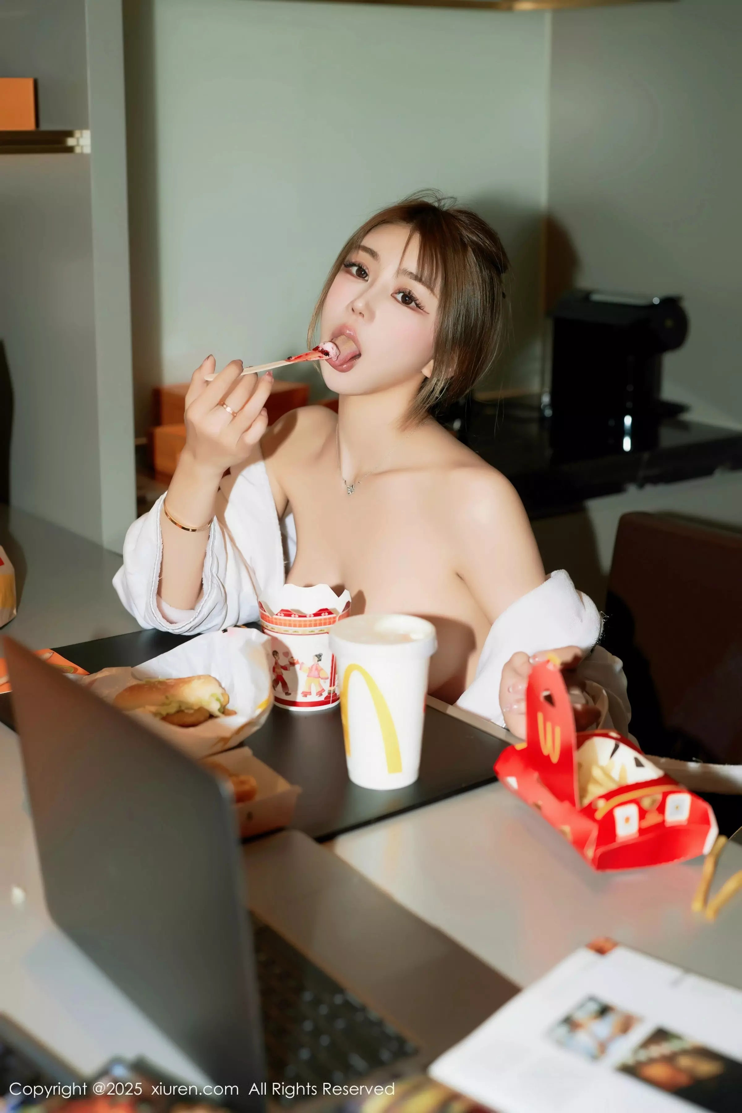 秀人集.com_[XiuRen秀人网]No.10072_模特Zoe柚柚外卖主题性感白色浴袍半脱秀凹凸身材撩人诱惑写真71P