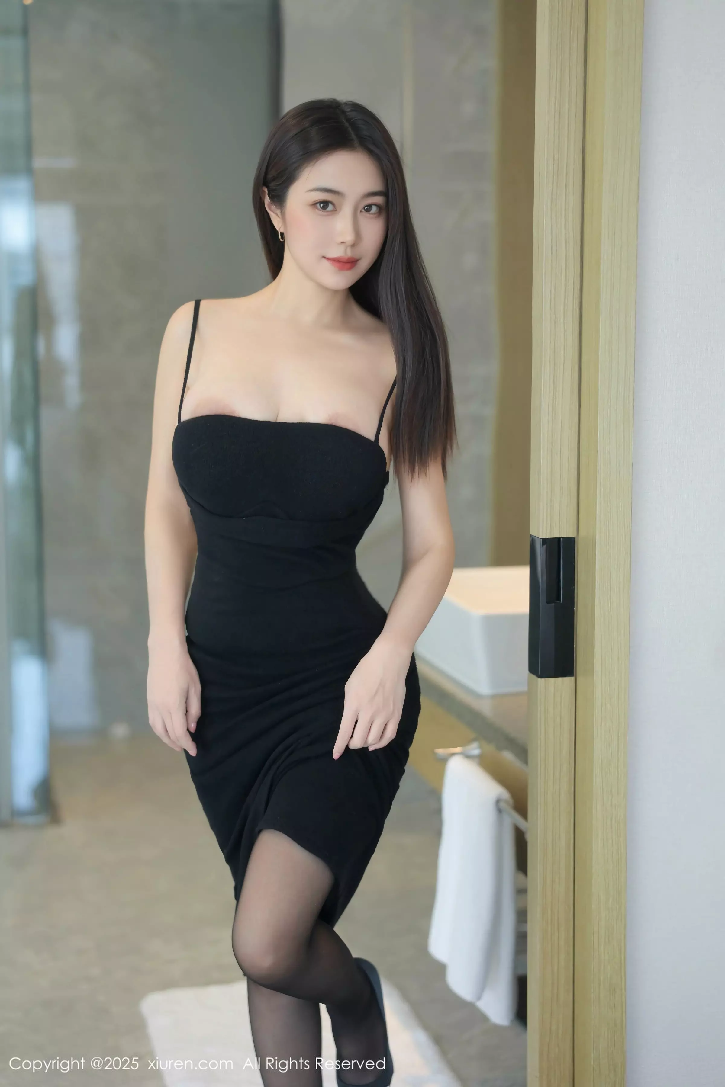 秀人集.com_[XiuRen秀人网]No.10070_新人模特玉晨性感黒色吊带长裙配超薄黑丝秀凹凸身材诱惑写真76P