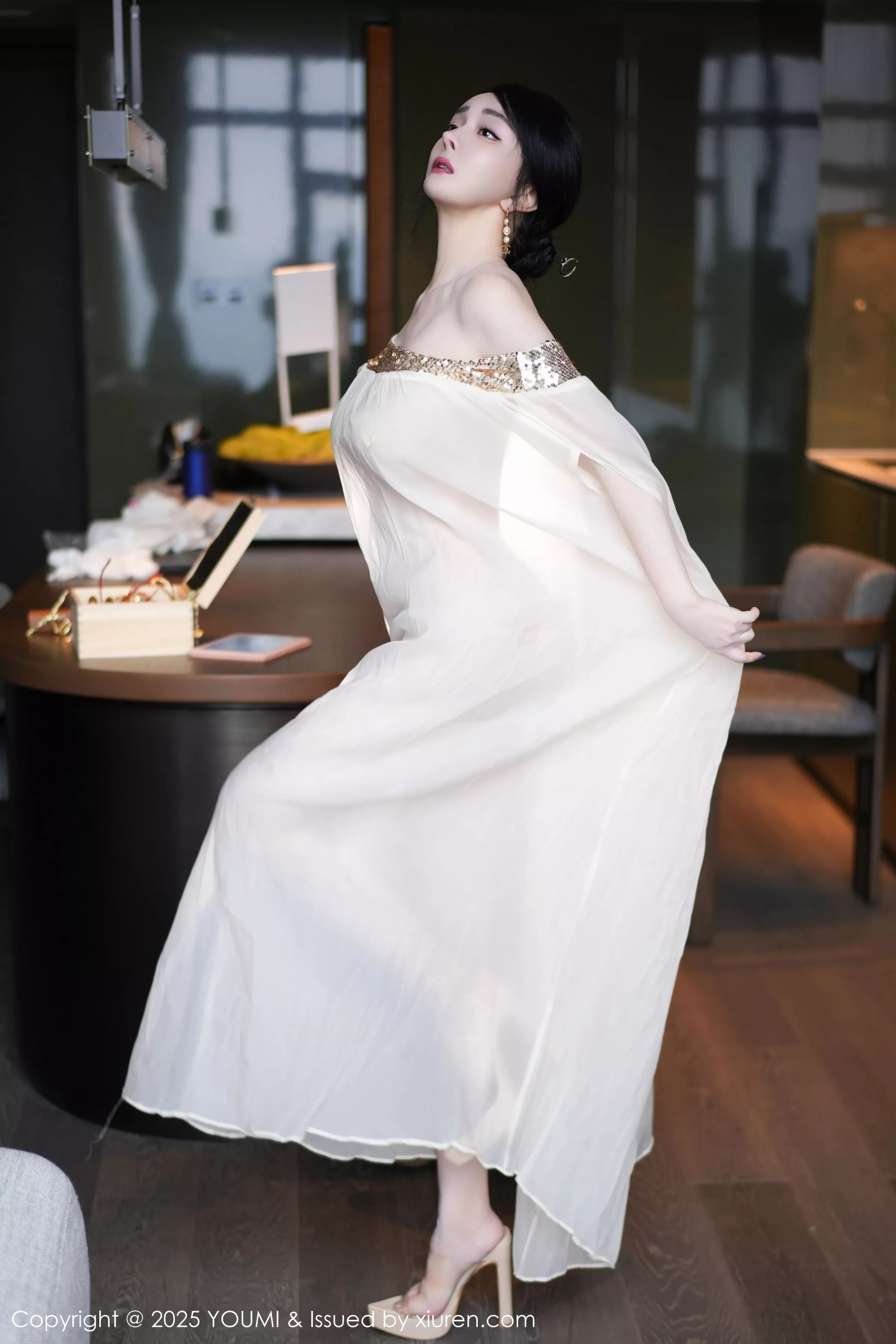 秀人集.com_[YouMi尤蜜荟]Vol.1132_模特允爾薄纱服饰露性感金色吊坠式情趣内衣秀丰腴身姿诱惑写真62P