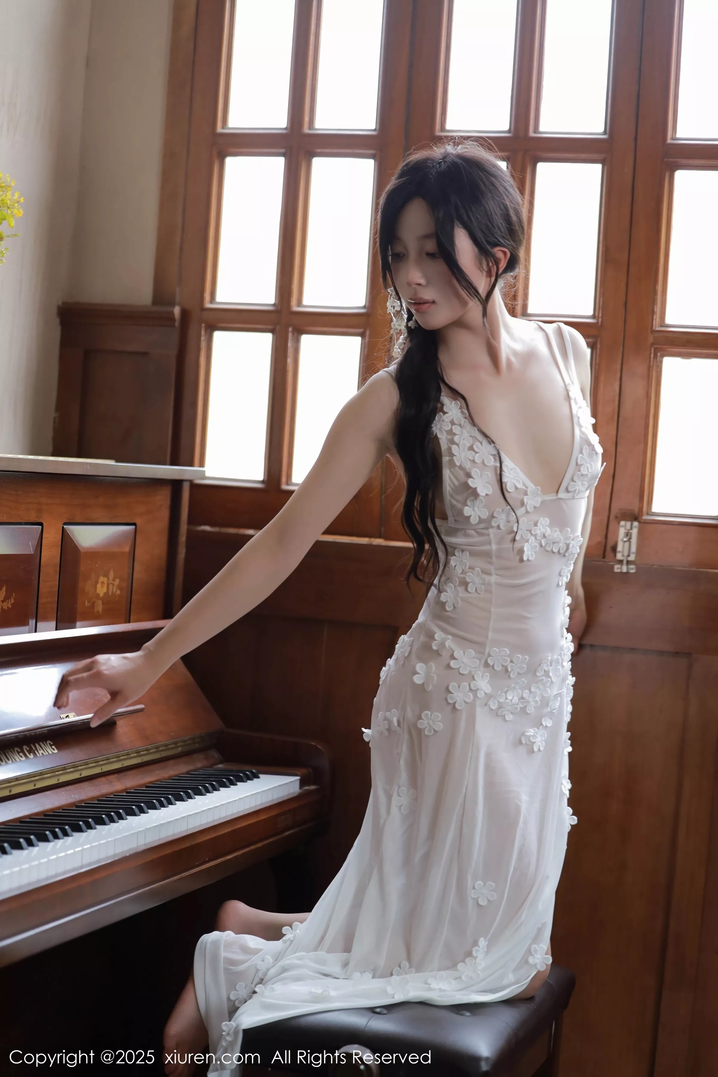 秀人集.com_[XiuRen秀人网]No.10198_新人模特橙子酱Lillian白色蕾丝裙露金属情趣内衣秀美腿诱惑写真78P