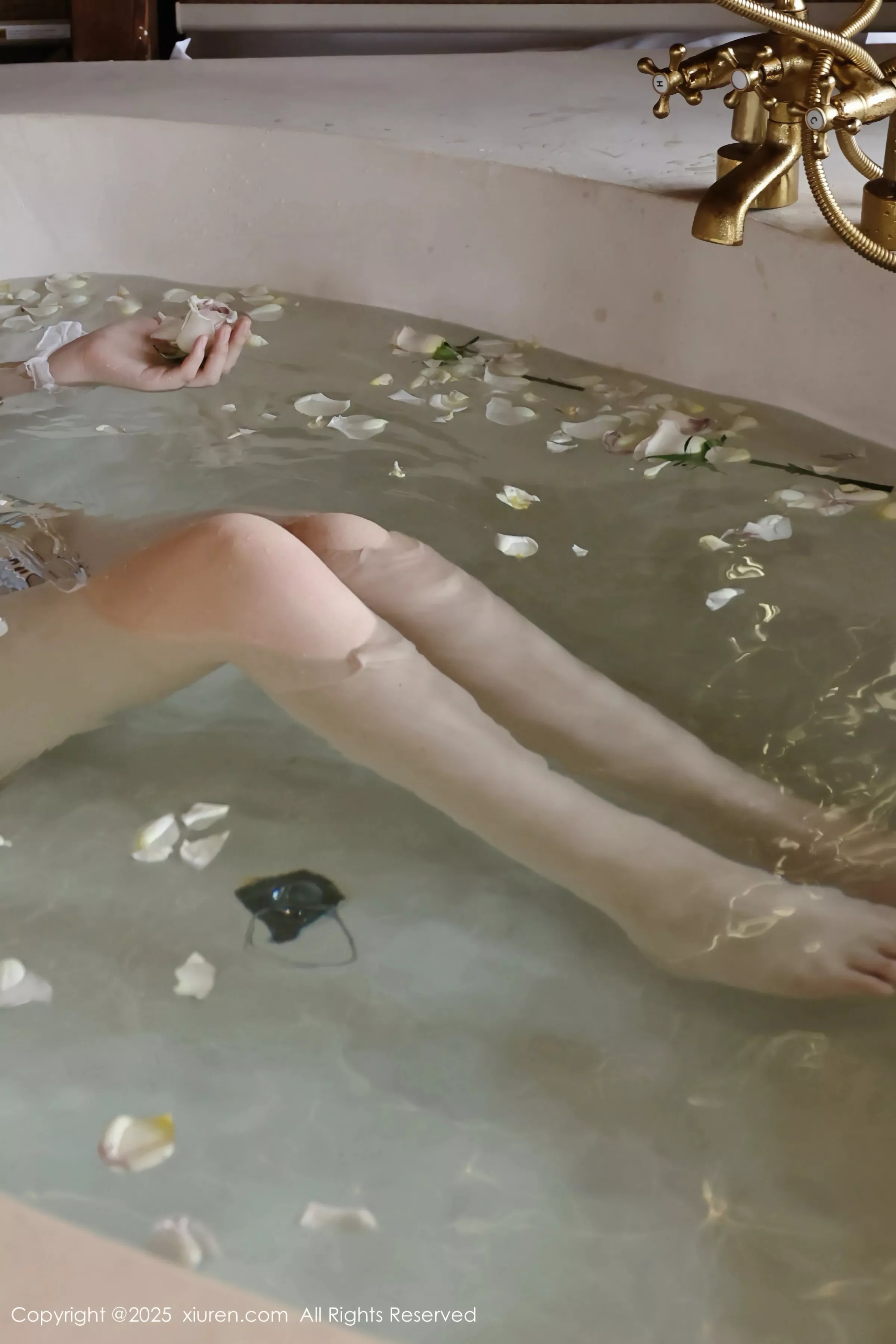 秀人集.com_[XiuRen秀人网]No.10199_模特小芭乐温泉性感黑色比基尼+白色情趣服饰秀曼妙身姿诱惑写真86P