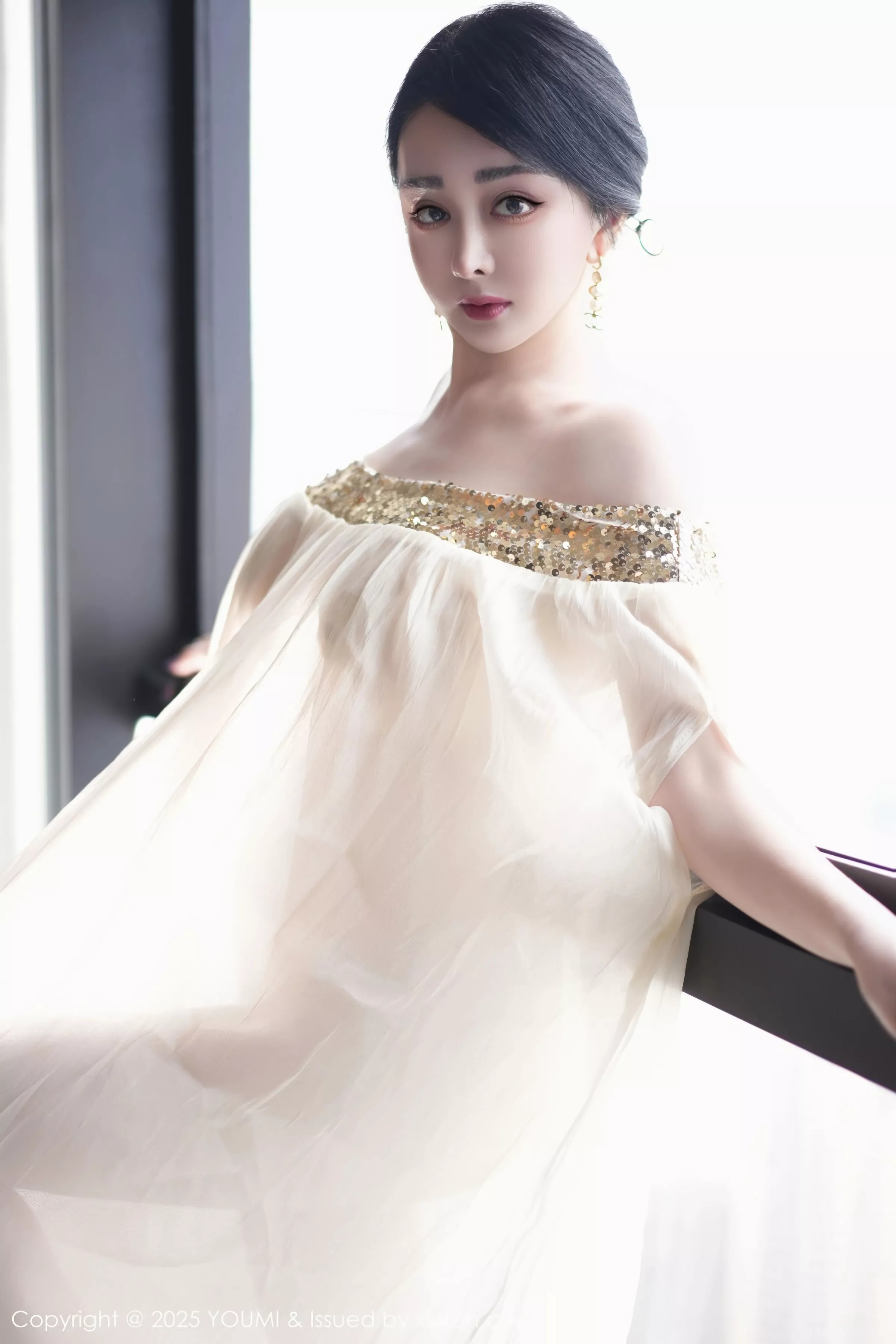 秀人集.com_[YouMi尤蜜荟]Vol.1132_模特允爾薄纱服饰露性感金色吊坠式情趣内衣秀丰腴身姿诱惑写真62P