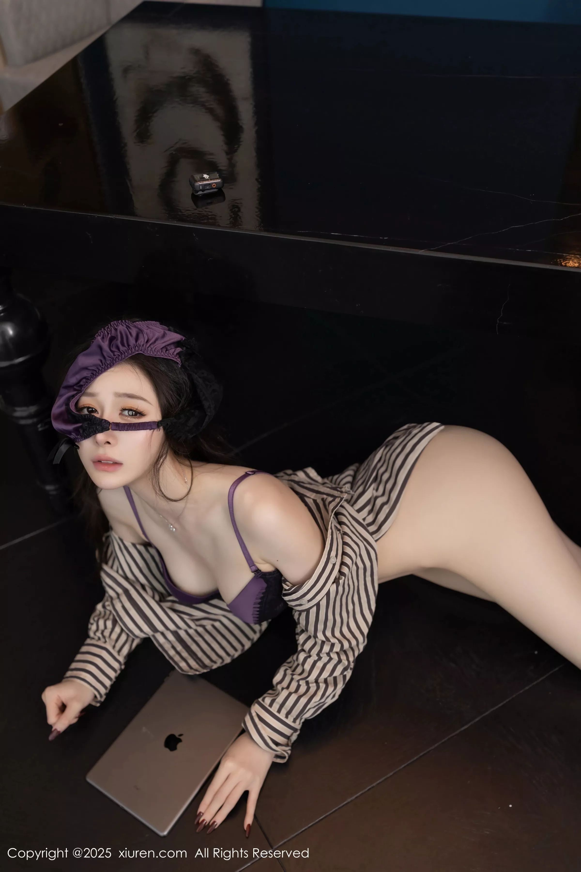 秀人集.com_[XiuRen秀人网]No.10202_模特小逗逗性感衬衫露紫色蕾丝内衣配黑丝袜秀曼妙身姿诱惑写真80P