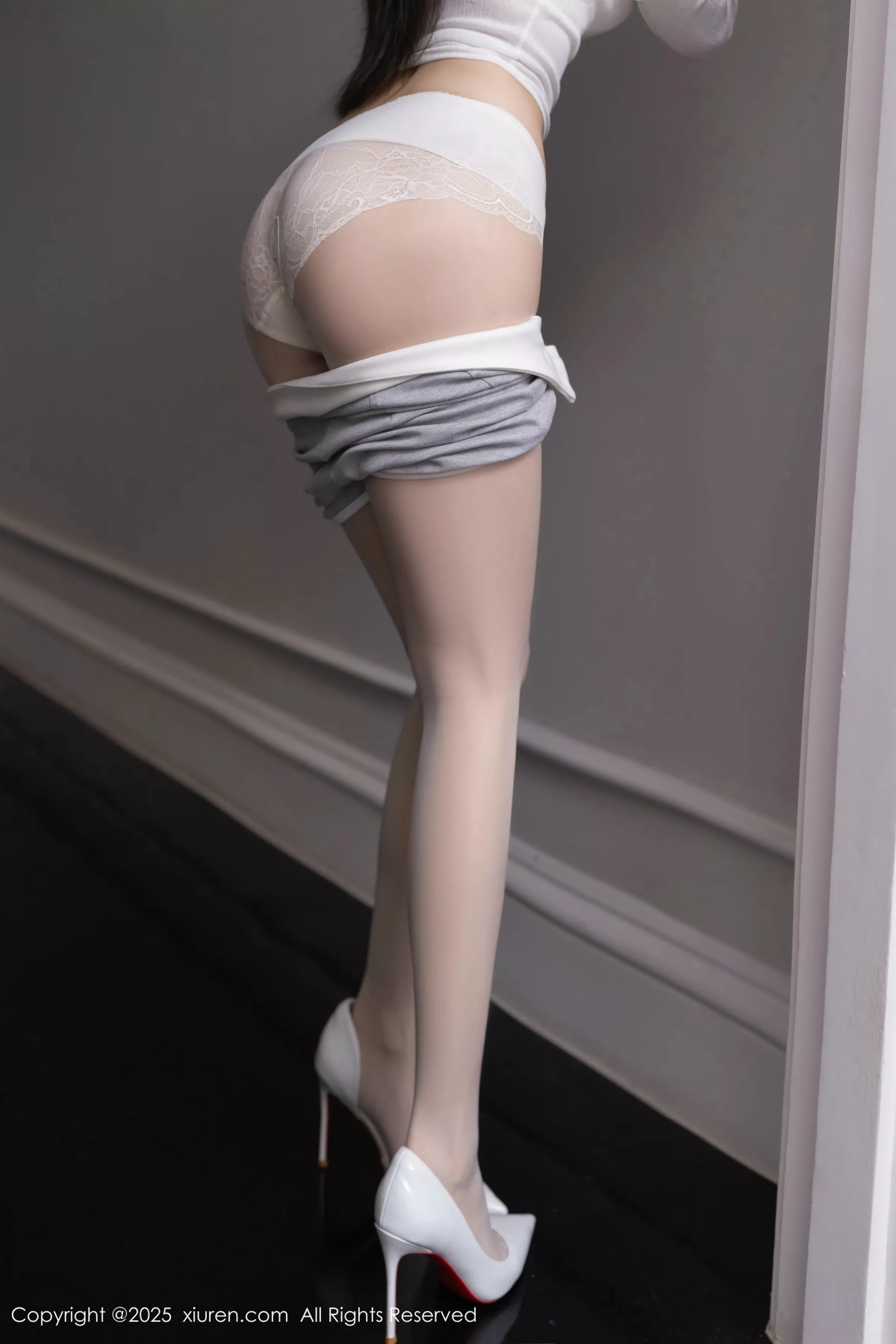 秀人集.com_[XiuRen秀人网]No.10261_模特鱼子酱Fish性感白色短T露白色内衣配开档白丝秀美腿诱惑写真80P