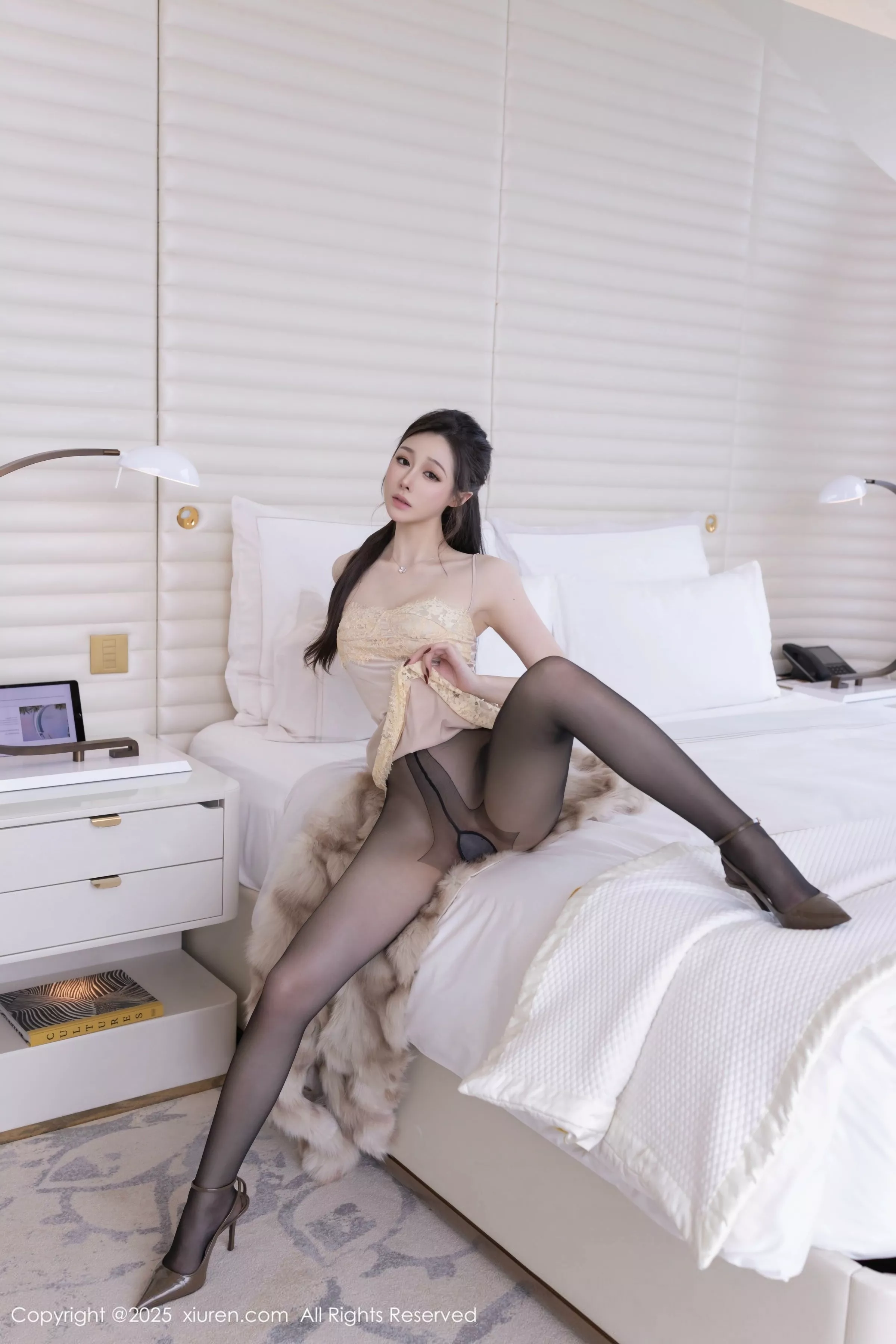 秀人集.com_[XiuRen秀人网]No.10259_模特小逗逗性感浅色吊带裙配超薄无内黑丝秀曼妙身姿诱惑写真76P