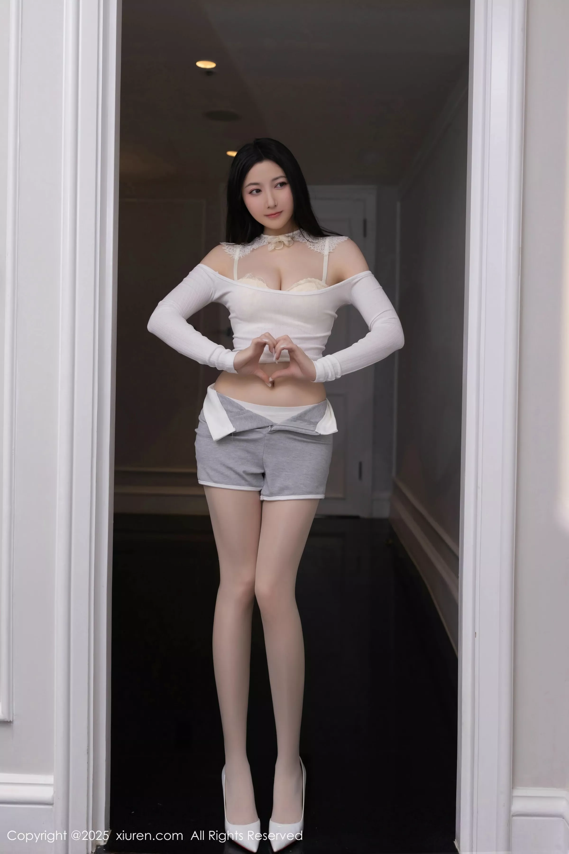 秀人集.com_[XiuRen秀人网]No.10261_模特鱼子酱Fish性感白色短T露白色内衣配开档白丝秀美腿诱惑写真80P