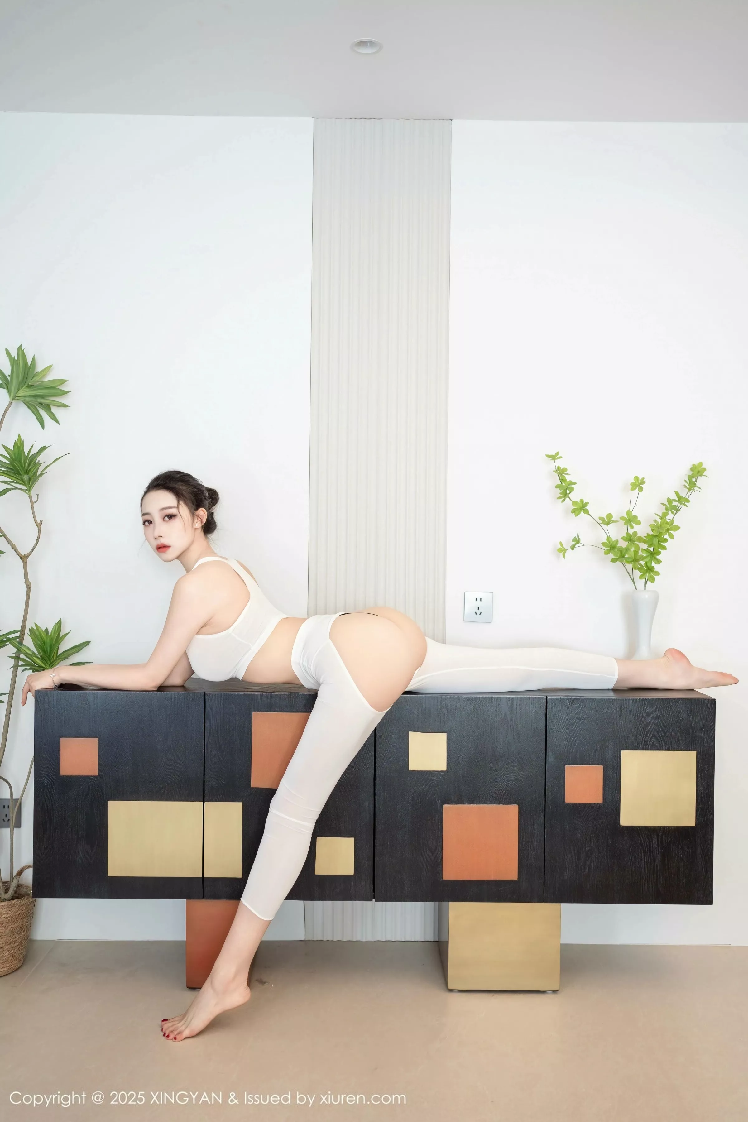秀人集.com_[XINGYAN星颜社]VOL.346_模特清妙性感白色抹胸上衣配露臀白长裤秀曼妙身姿诱惑写真80P