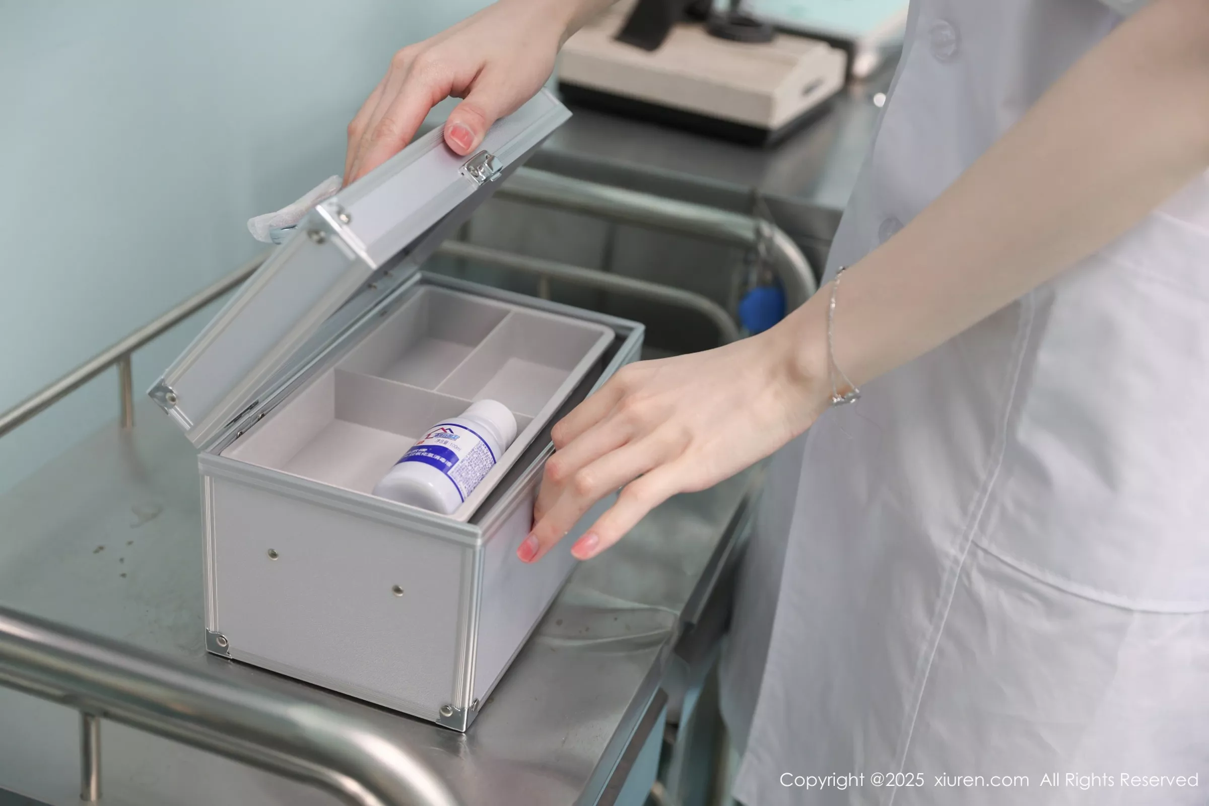 秀人集.com_[XiuRen秀人网]No.10190_新人模特布丁wow白色护士制服配超薄肉丝秀修长美腿性感写真80P