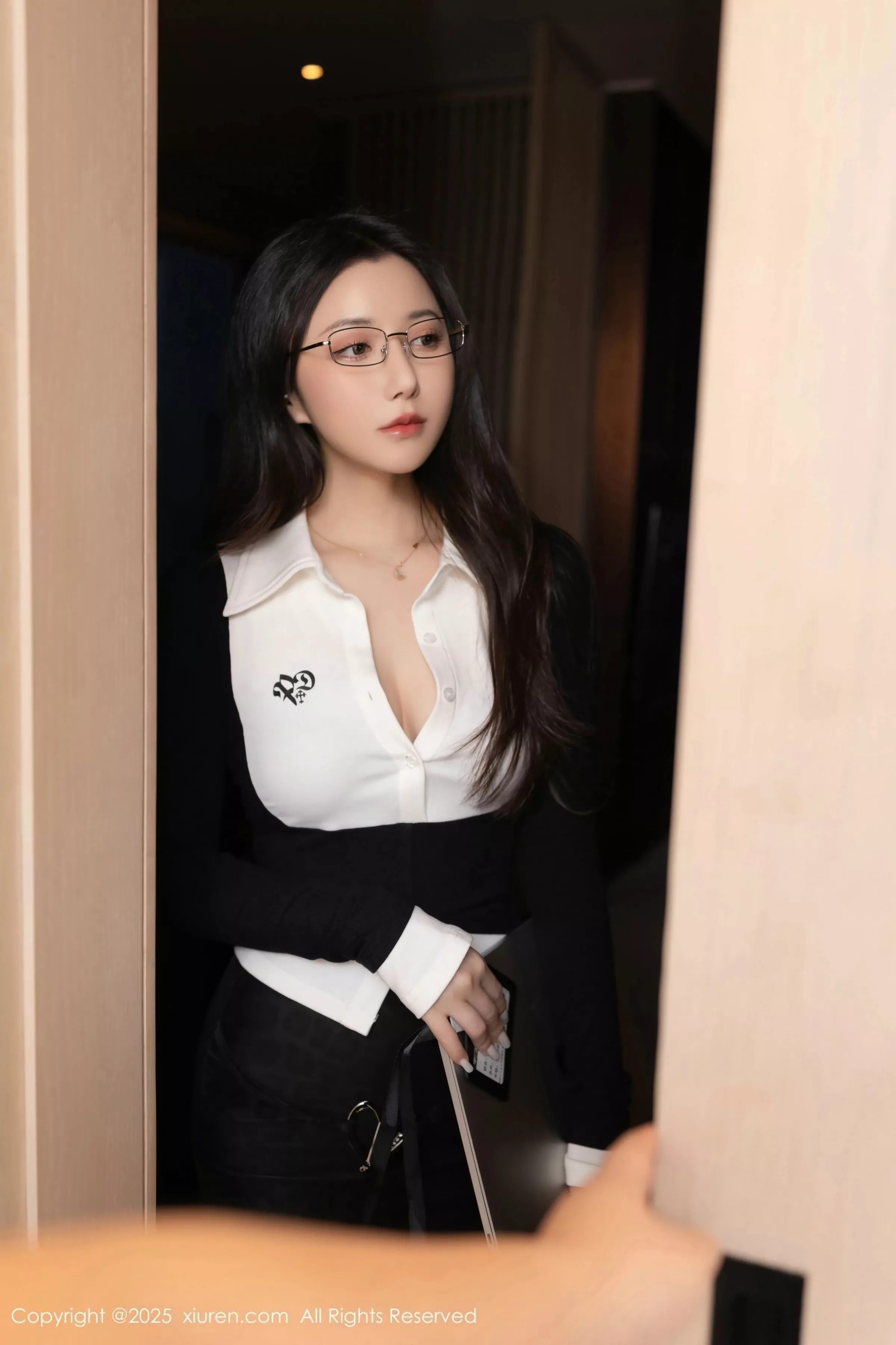 秀人集.com_[XiuRen秀人网]No.10353_模特鱼子酱Fish性感黑色学生服饰配开档黑丝秀曼妙身姿诱惑写真80P