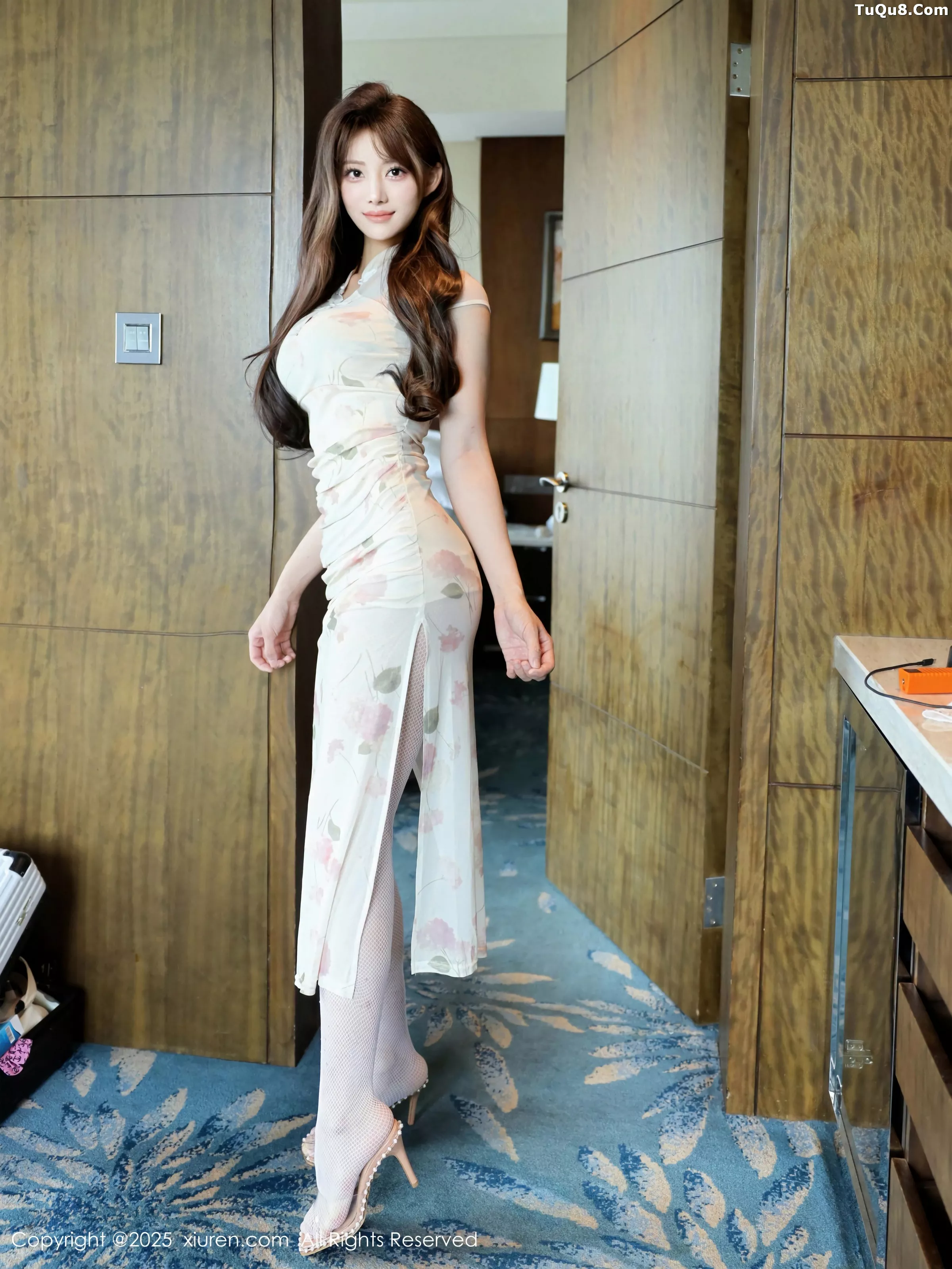 秀人集.com_[XiuRen秀人网]No.10364_新人模特梨霜儿性感浅色旗袍配白丝网袜秀凹凸身材完美诱惑写真80P