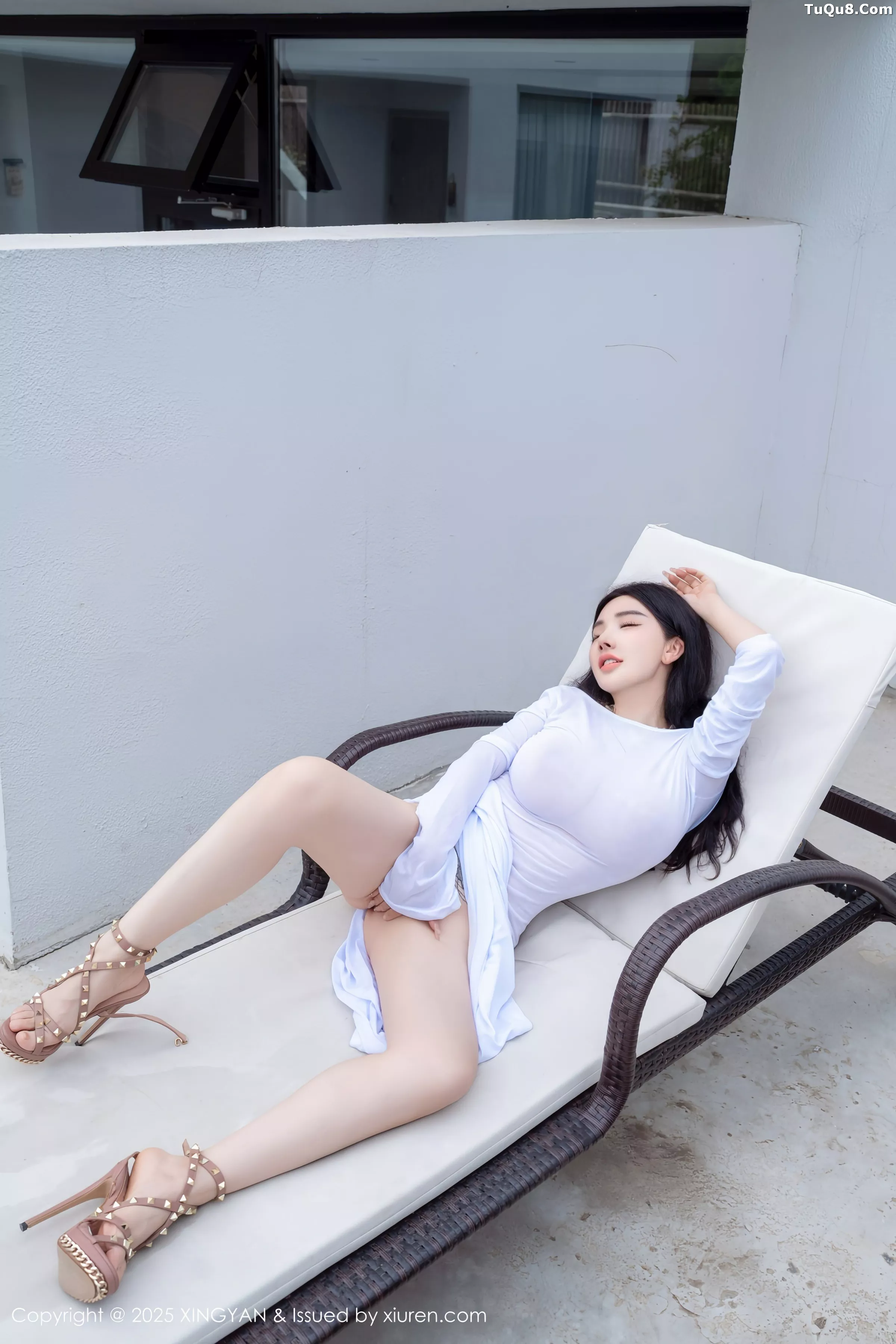 秀人集.com_[XINGYAN星颜社]VOL.355_模特潘思沁沙滩椅上性感浅色连衣裙秀巨乳肥臀撩人诱惑写真79P