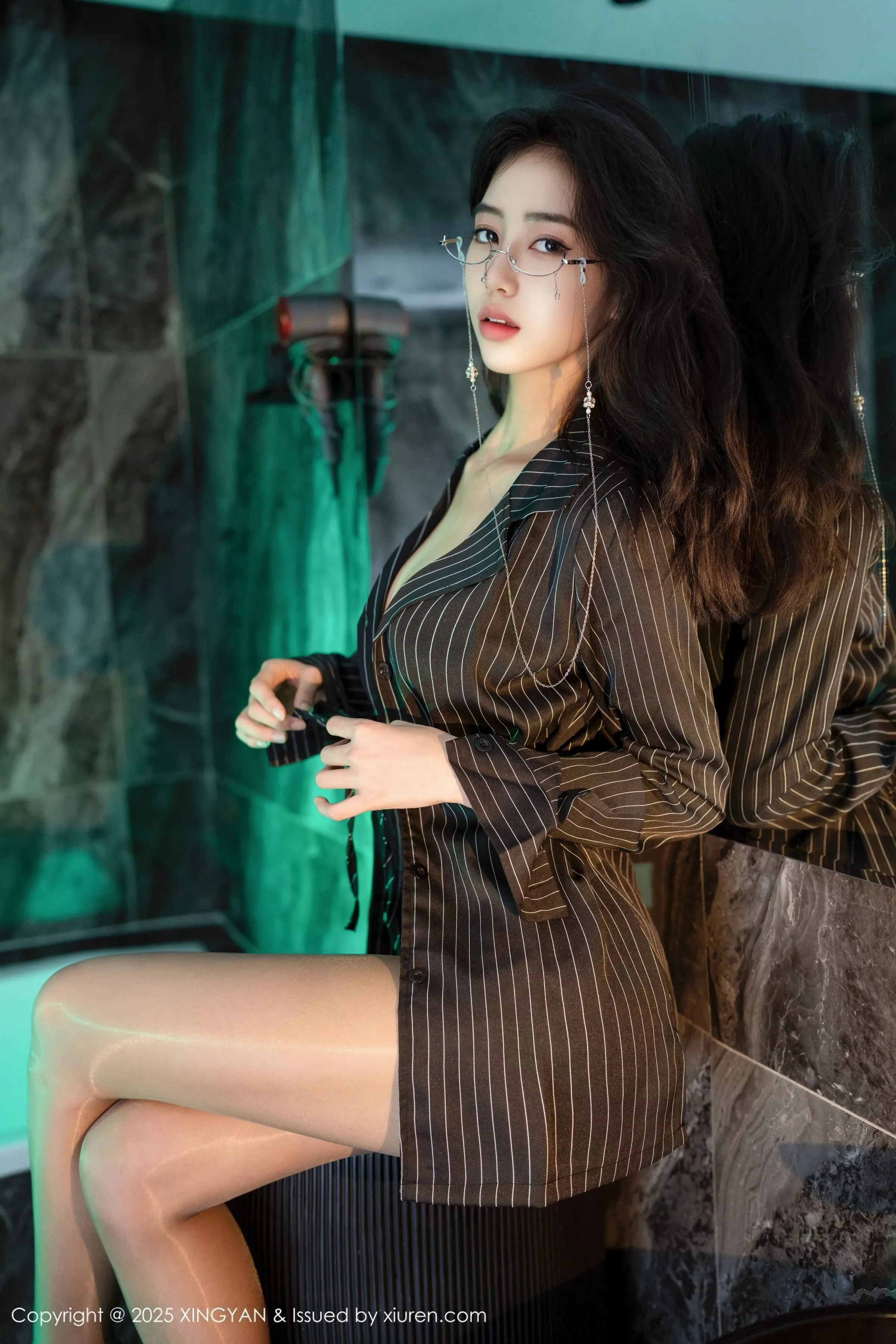 秀人集.com_[XINGYAN星颜社]VOL.356_模特时安安性感黑色衬衫配超薄无内黑丝秀柔美身姿诱惑写真76P