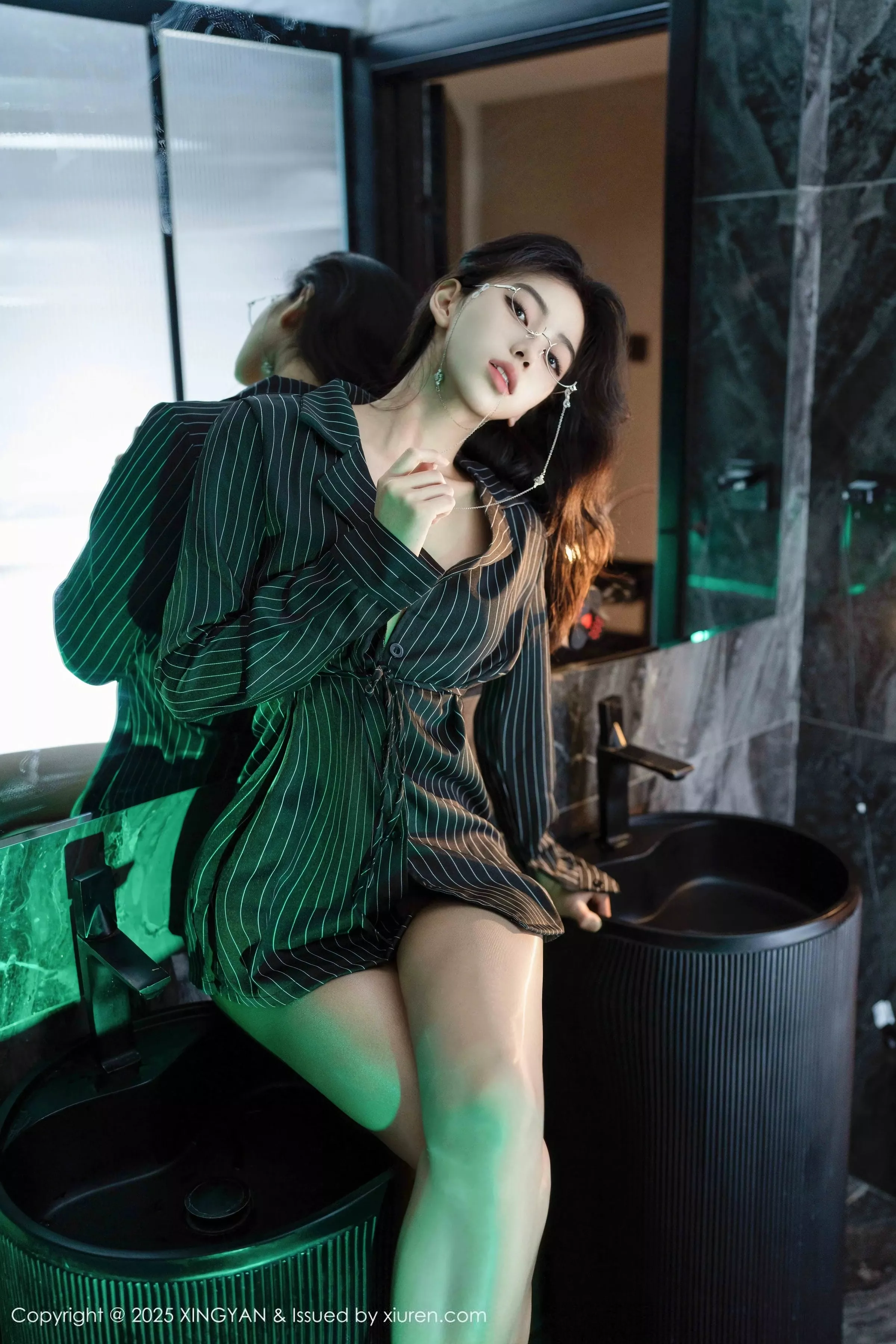 秀人集.com_[XINGYAN星颜社]VOL.356_模特时安安性感黑色衬衫配超薄无内黑丝秀柔美身姿诱惑写真76P