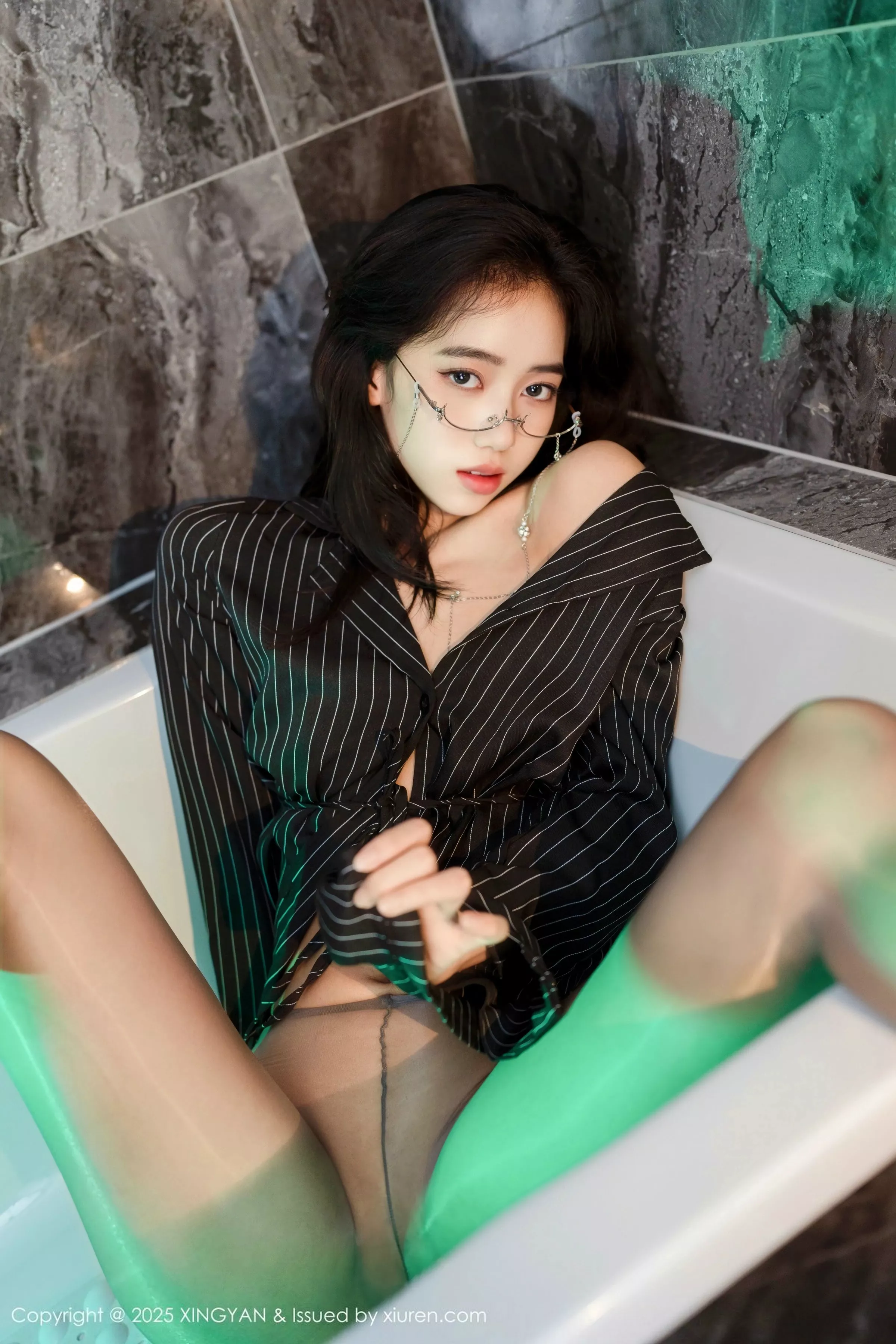 秀人集.com_[XINGYAN星颜社]VOL.356_模特时安安性感黑色衬衫配超薄无内黑丝秀柔美身姿诱惑写真76P