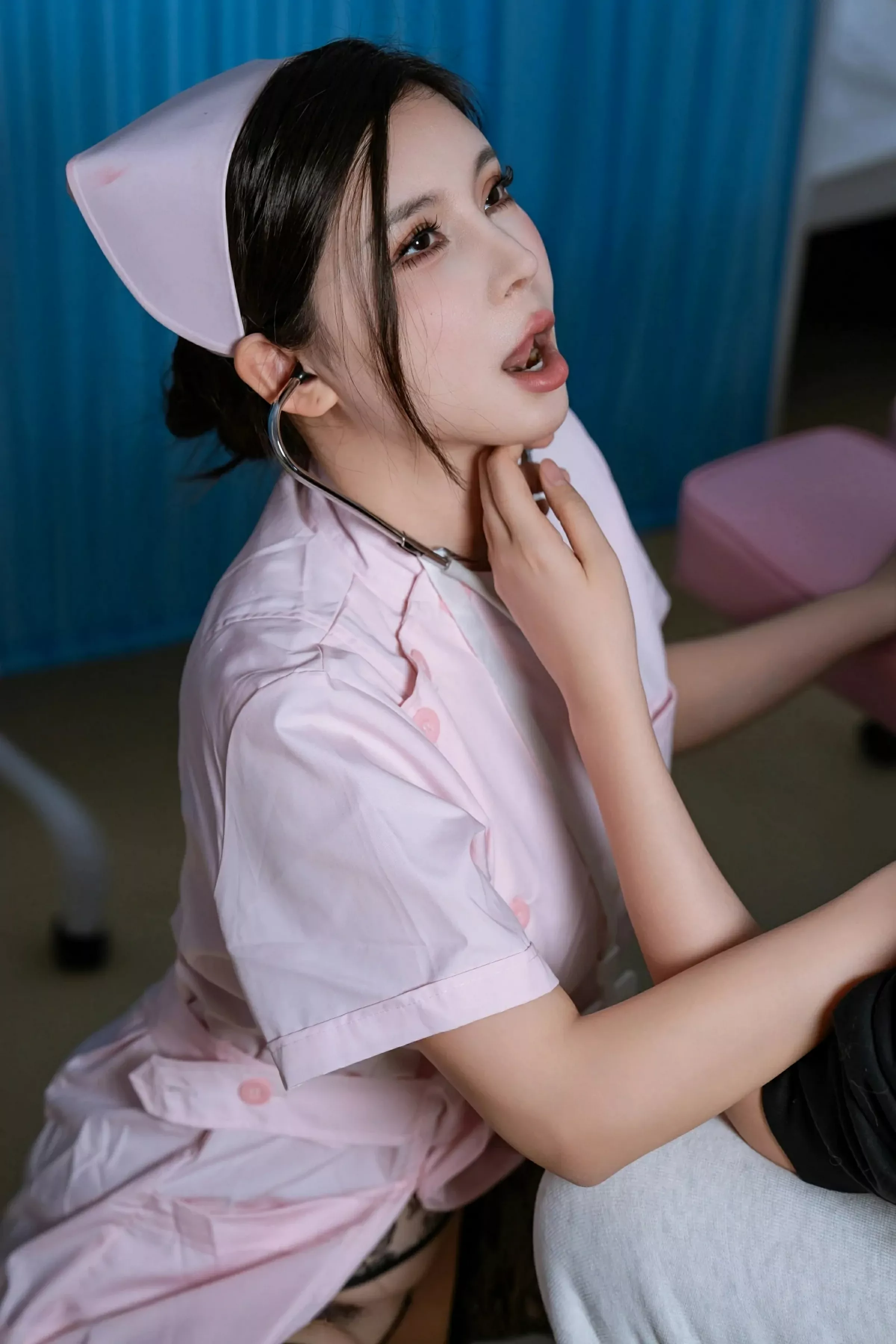 秀人集.com_[XiuRen秀人网]No.10408_模特小蛮妖Yummy粉色护士服露黑色情趣内衣配黑丝吊袜诱惑写真87P