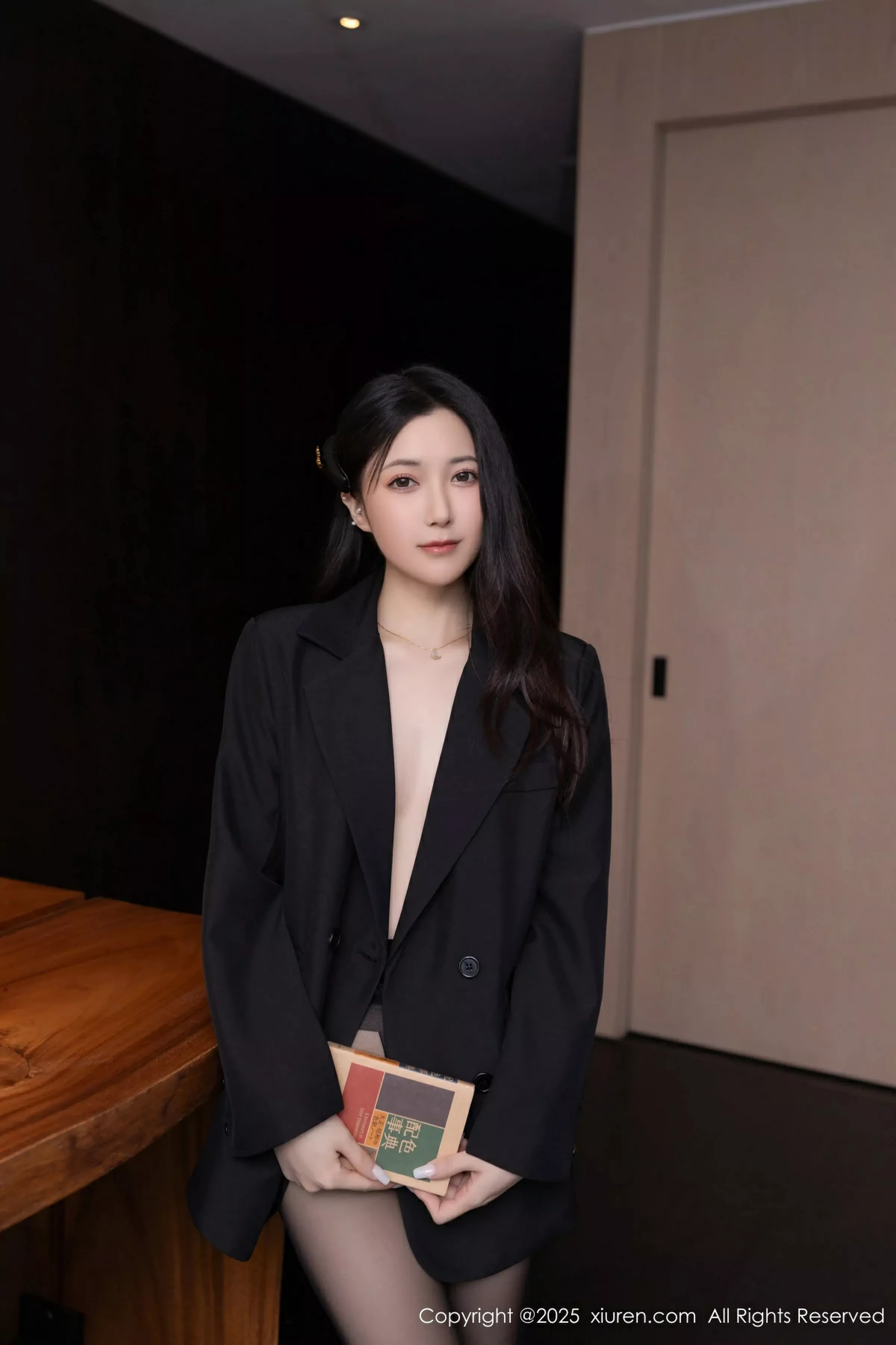 秀人集.com_[XiuRen秀人网]No.10412_模特鱼子酱Fish蓝色T恤配黑短裙露超薄黑丝秀曼妙身材诱惑写真80P