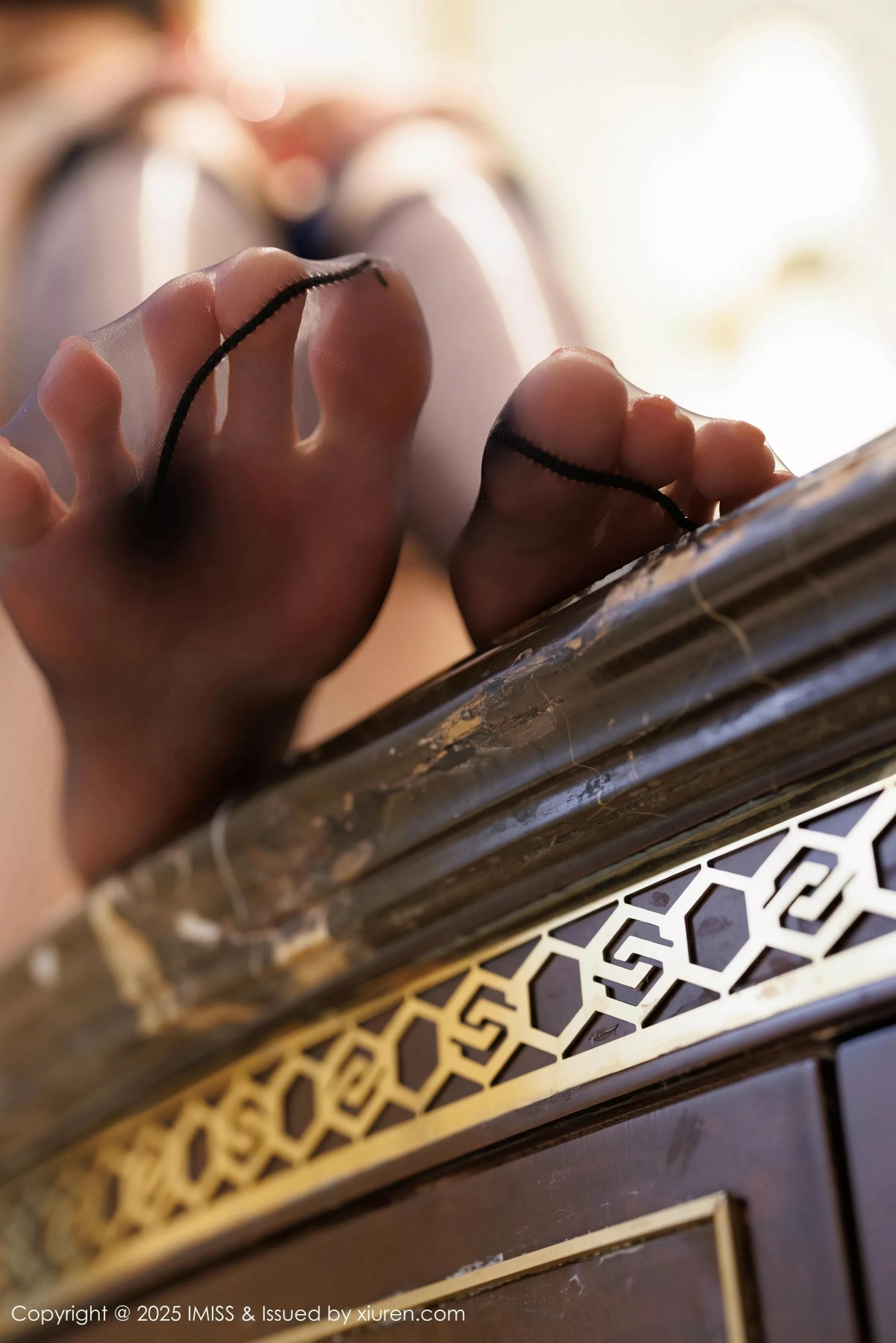 秀人集.com_[IMISS爱蜜社]Vol.791_女神许诺Sabrina性感紫色旗袍露蓝色内衣配黑丝袜秀美腿诱惑写真75P