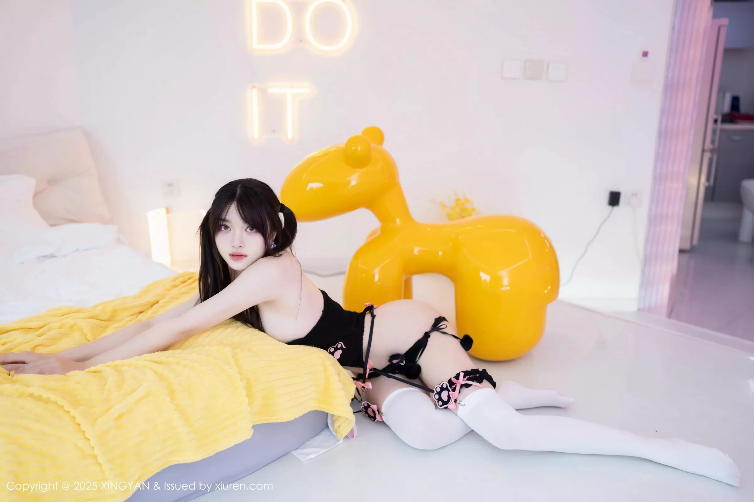 秀人集.com_[XINGYAN星颜社]VOL.349_模特白露lulu性感黑色情趣内衣配白色丝袜秀完美曲线诱惑写真59P