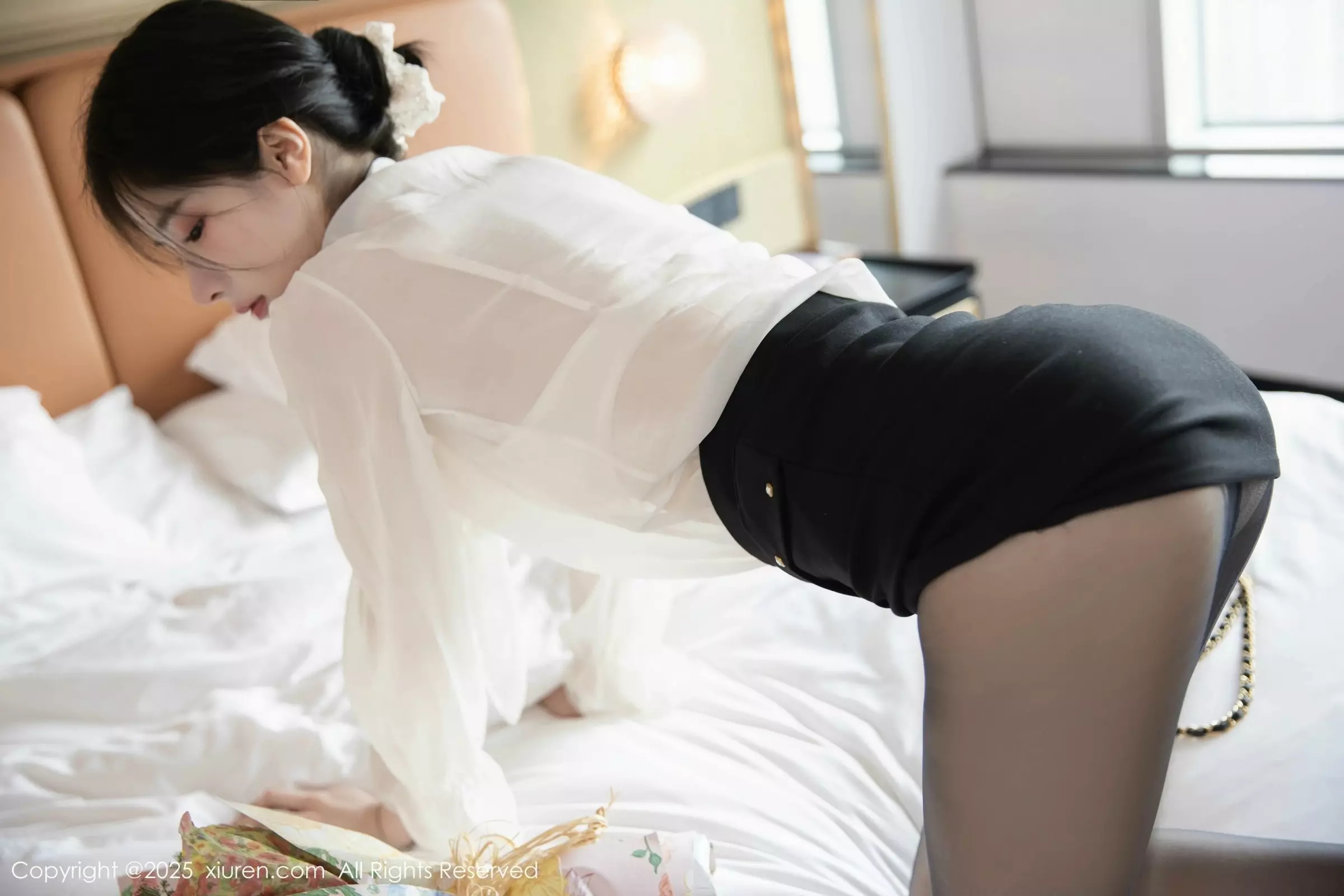 秀人集.com_[XiuRen秀人网]No.10319_模特布丁wow性感白色上衣配黑短裙露超薄黑丝秀美腿诱惑写真80P