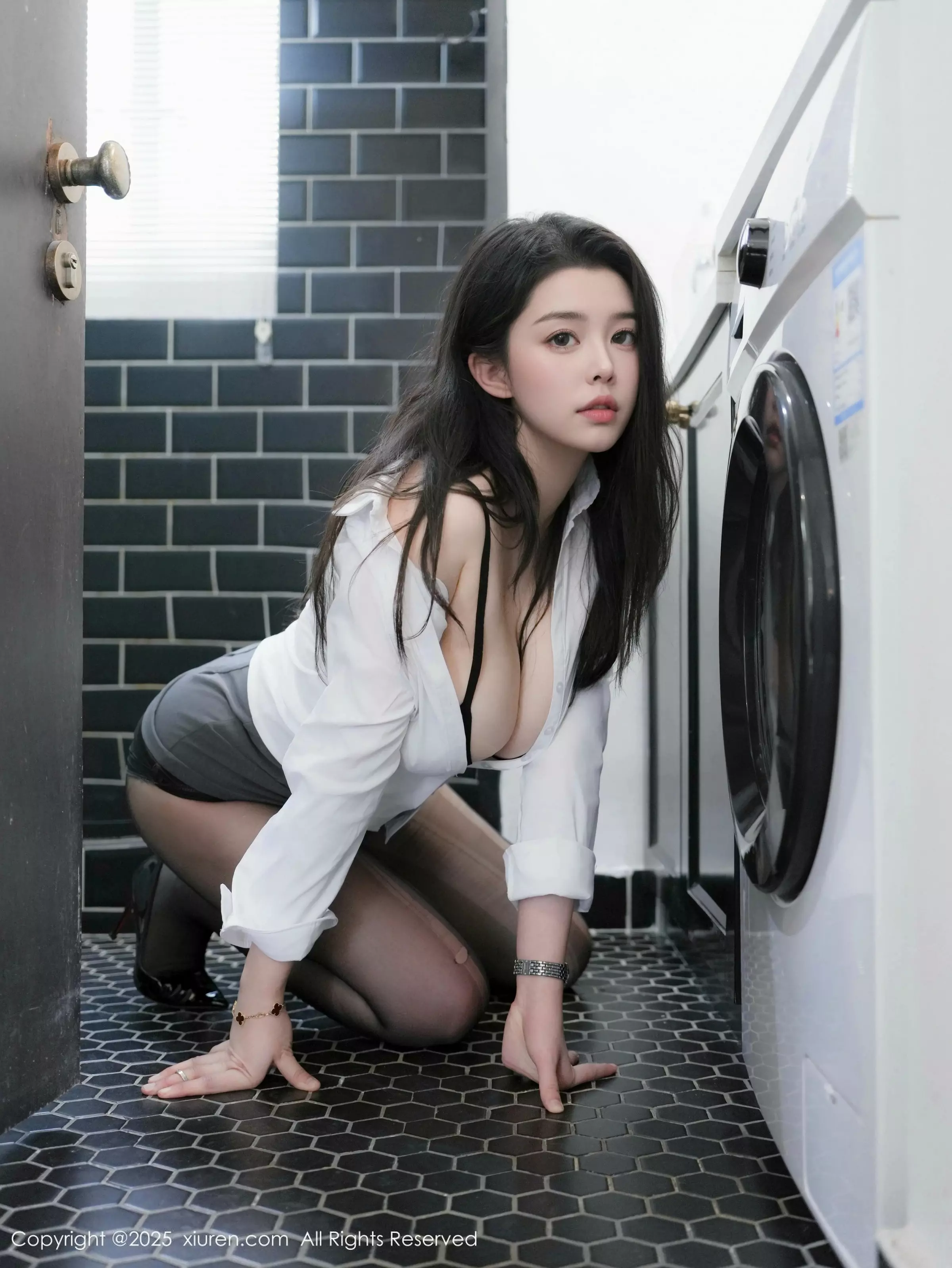 秀人集.com_[XiuRen秀人网]No.10317_模特林若凡F性感黑色OL服饰配破烂黑丝秀丰腴身材完美诱惑写真77P