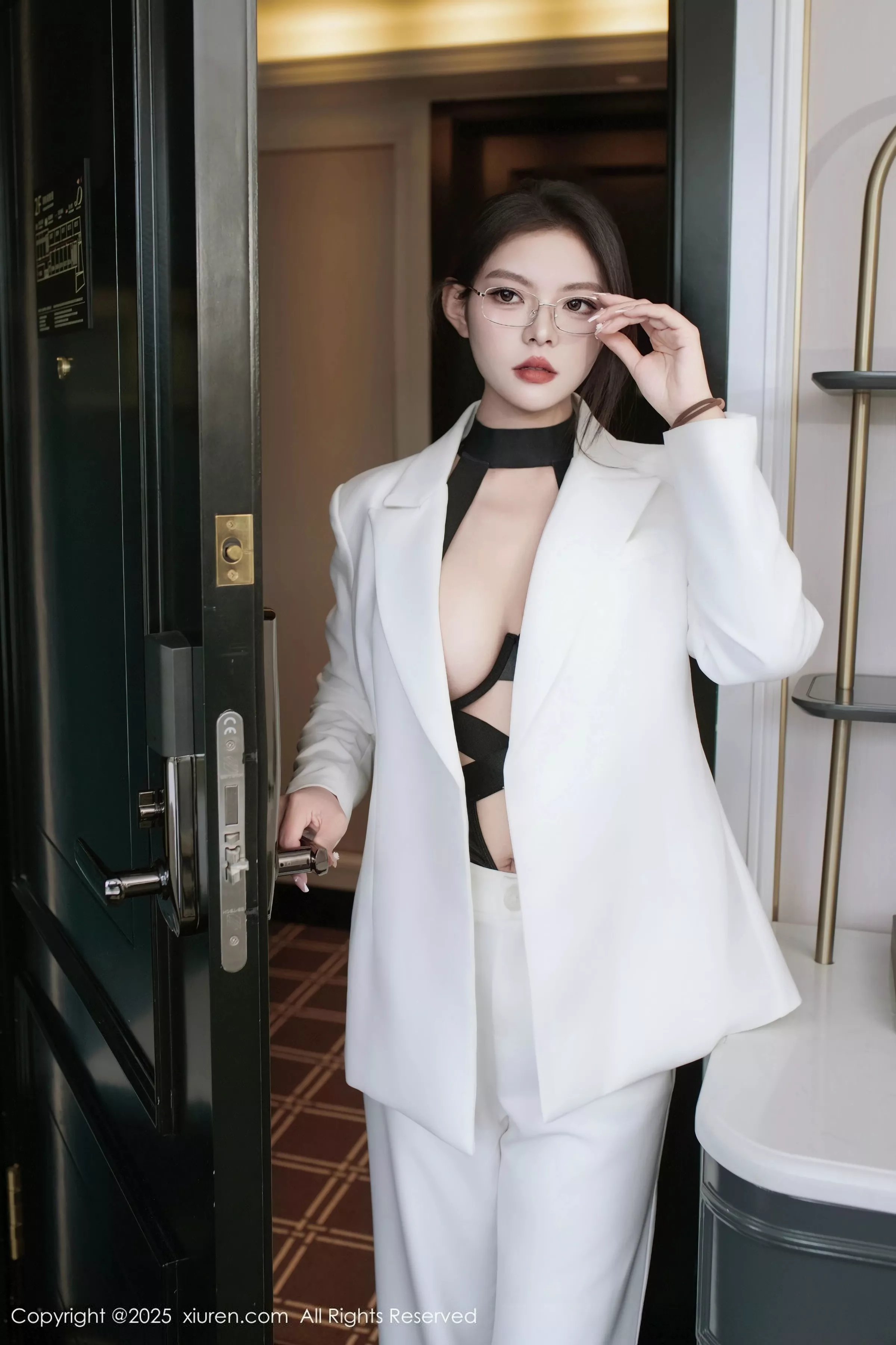 秀人集.com_[XiuRen秀人网]No.10464_新人模特冬安白色西服露黑色情趣内衣配黑丝袜秀丰满身材诱惑写真94P