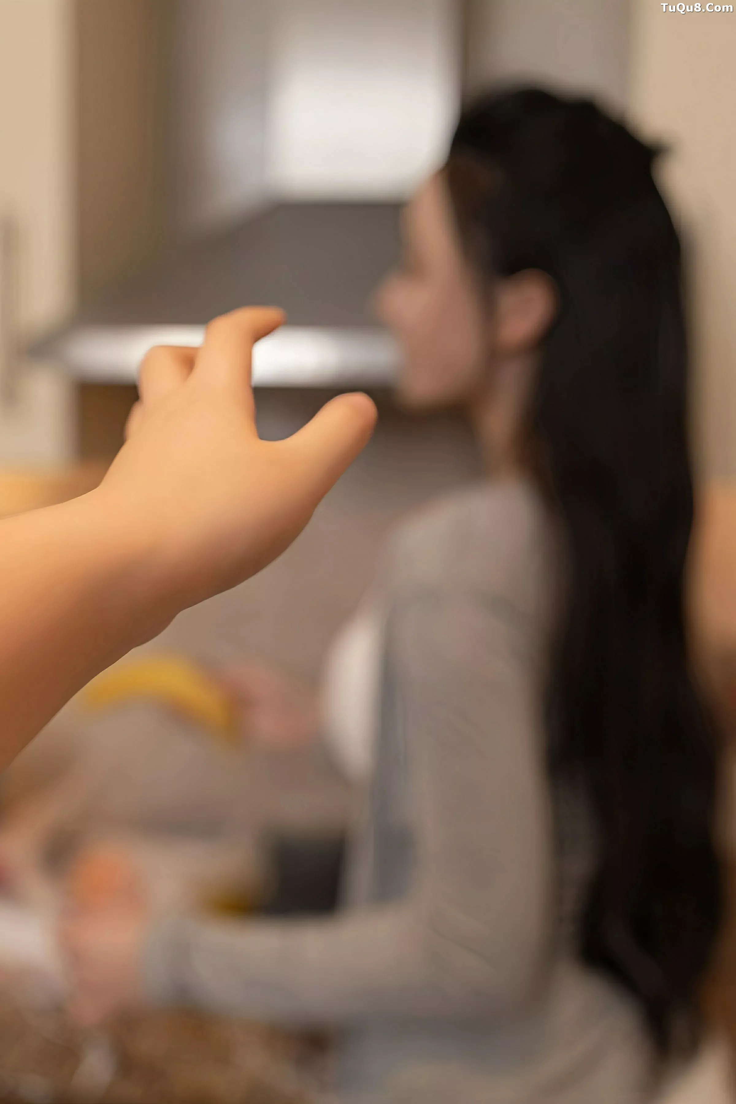 秀人集.com_[XiuRen秀人网]No.10513_模特小逗逗性感白T配牛仔裤露紫色内衣配超薄肉丝秀美腿诱惑写真74P