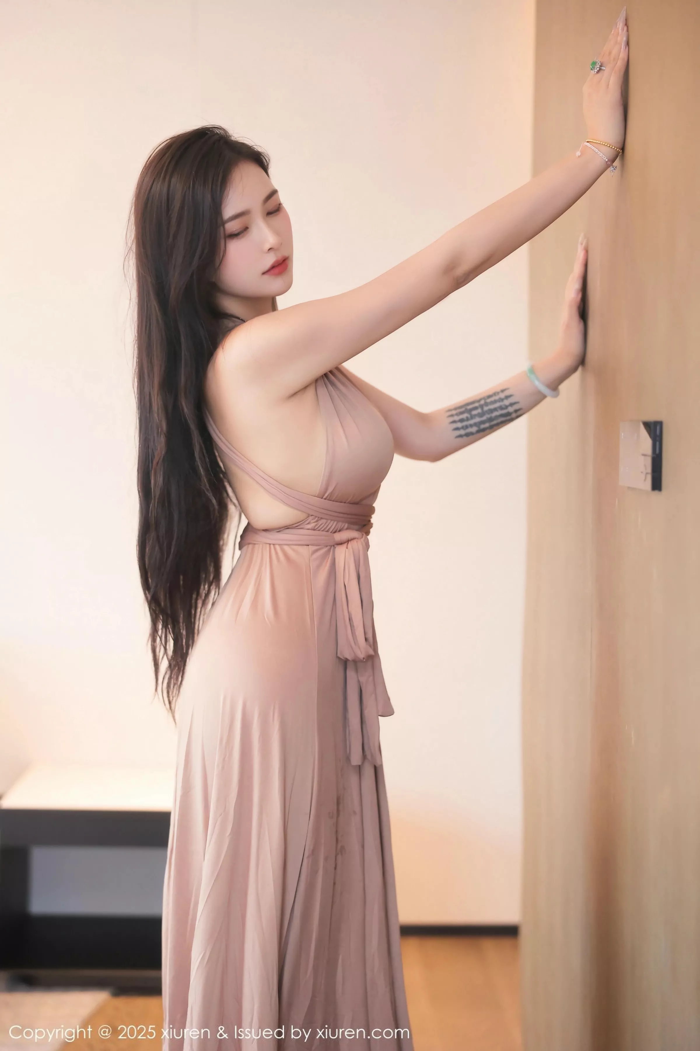 秀人集.com_[XiuRen秀人网]No.10432_模特娜比性感暖灰色长裙配超薄无内黑丝秀凹凸身材撩人诱惑写真87P