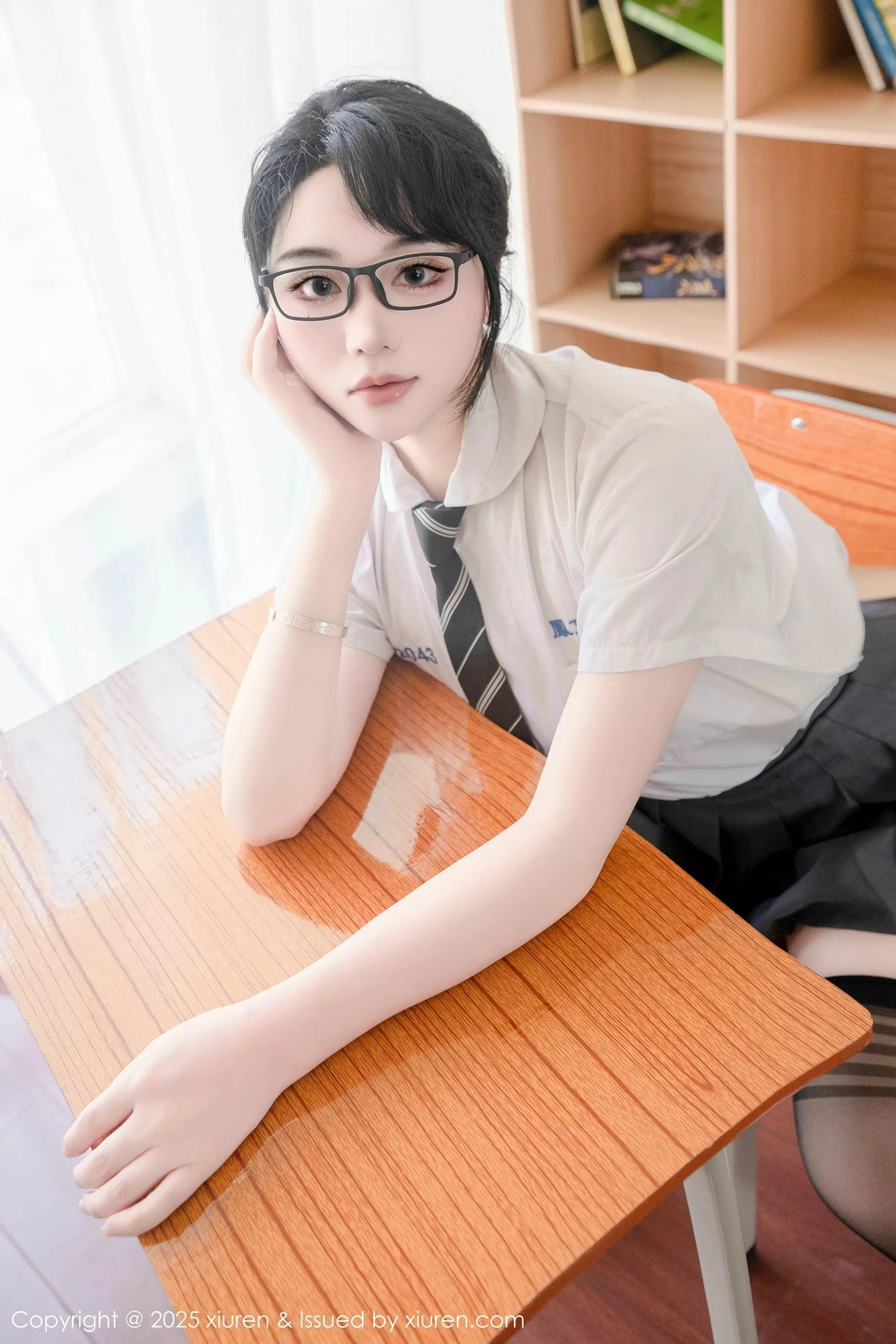 秀人集.com_[XiuRen秀人网]No.10530_模特汐汐爱吃草莓性感学妹服饰配黑色丝袜秀丰满身材诱惑写真85P