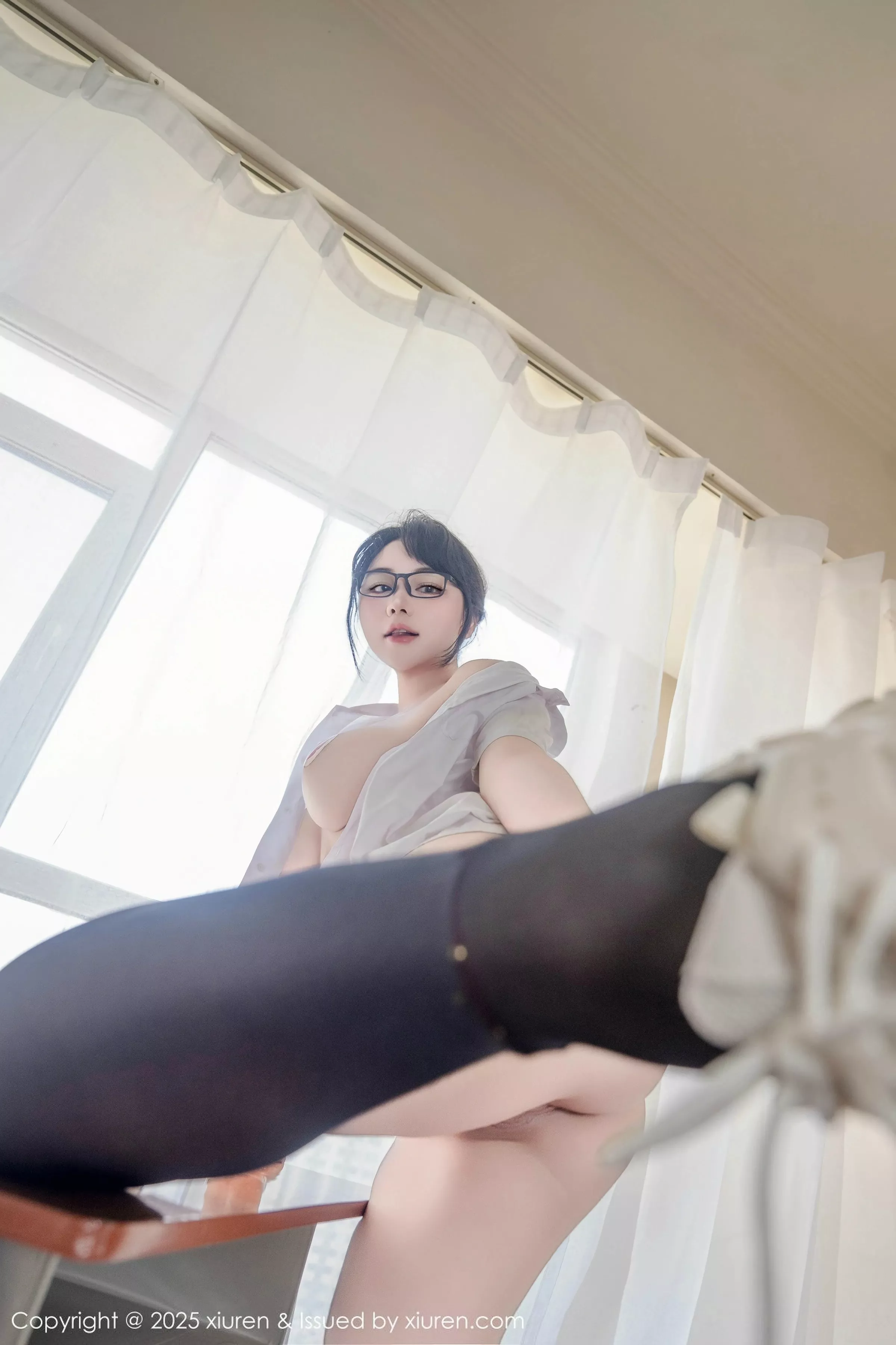 秀人集.com_[XiuRen秀人网]No.10530_模特汐汐爱吃草莓性感学妹服饰配黑色丝袜秀丰满身材诱惑写真85P