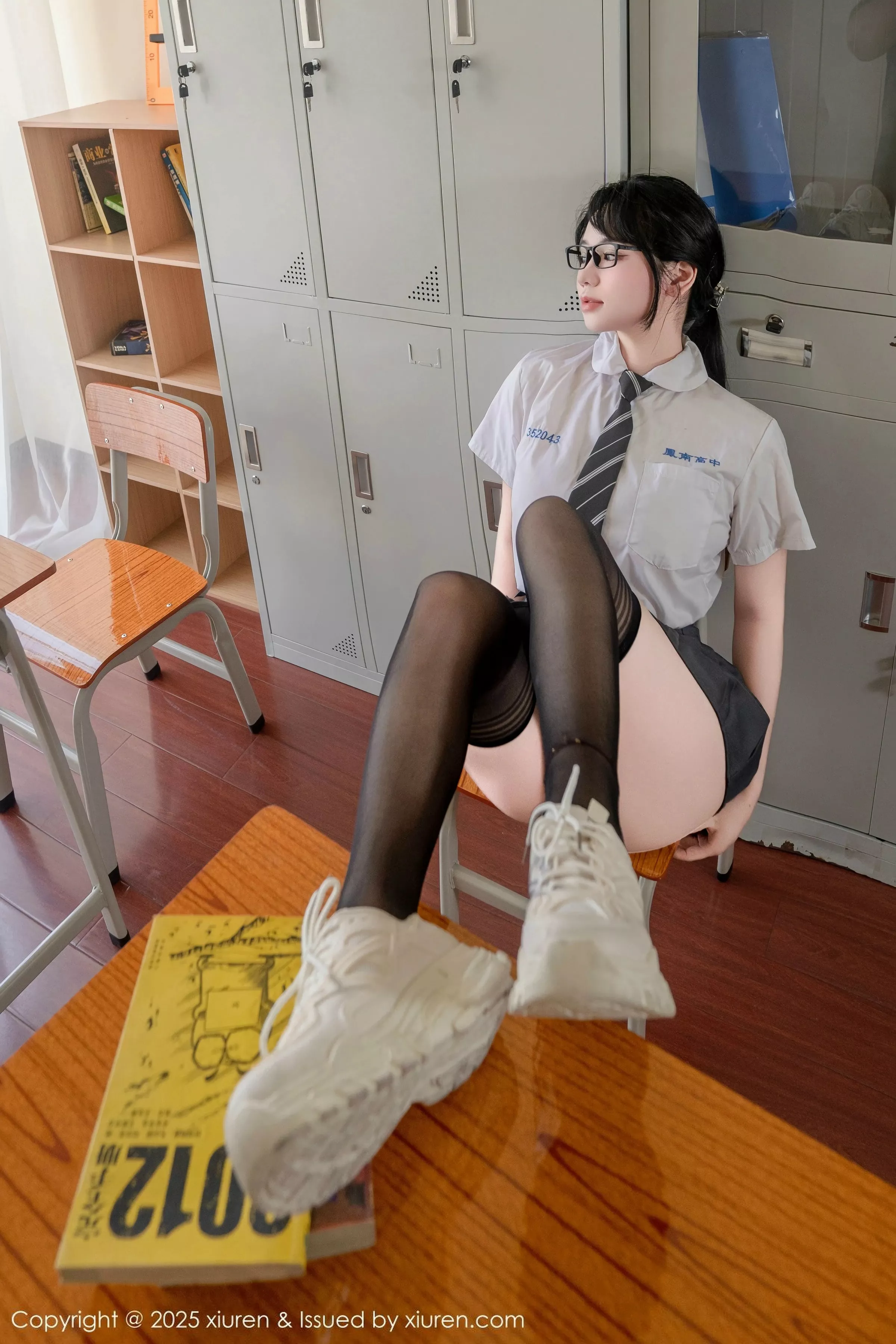 秀人集.com_[XiuRen秀人网]No.10530_模特汐汐爱吃草莓性感学妹服饰配黑色丝袜秀丰满身材诱惑写真85P