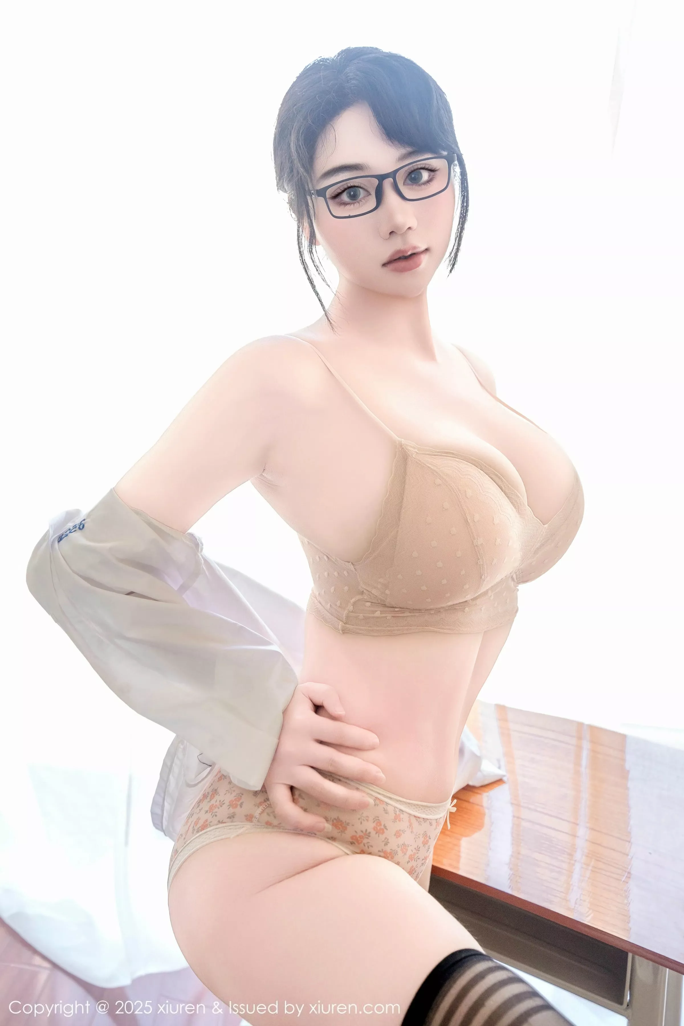 秀人集.com_[XiuRen秀人网]No.10530_模特汐汐爱吃草莓性感学妹服饰配黑色丝袜秀丰满身材诱惑写真85P