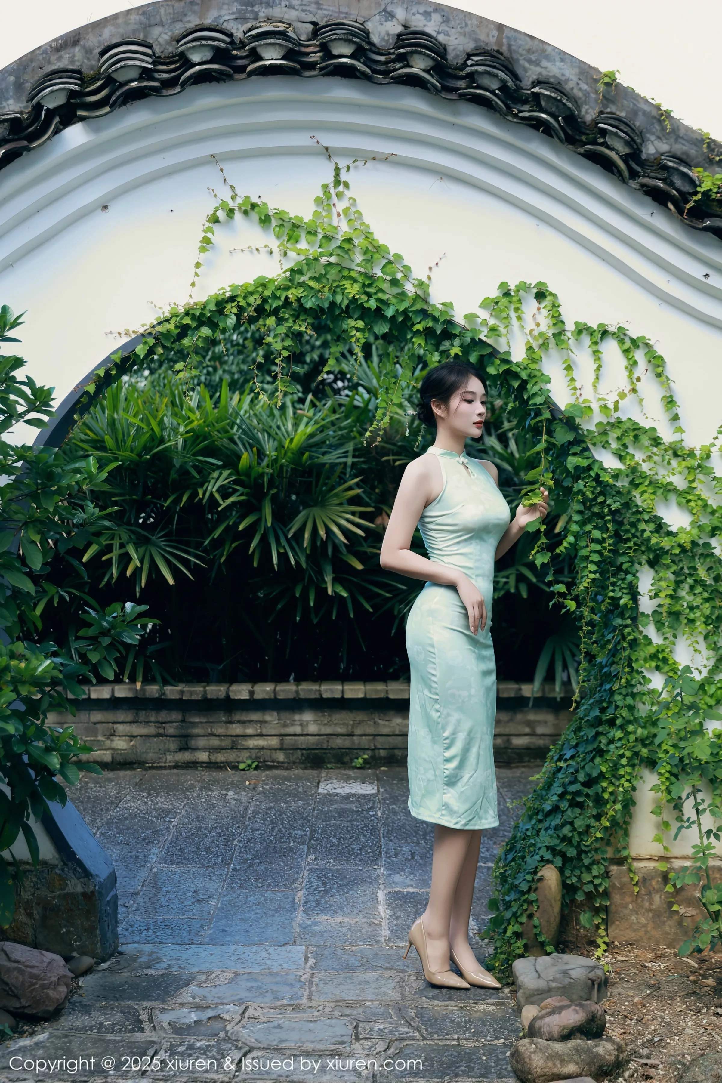 秀人集.com_[XiuRen秀人网]No.10538_模特南乔性感浅绿色旗袍服饰配超薄无内肉丝秀完美身材诱惑写真84P