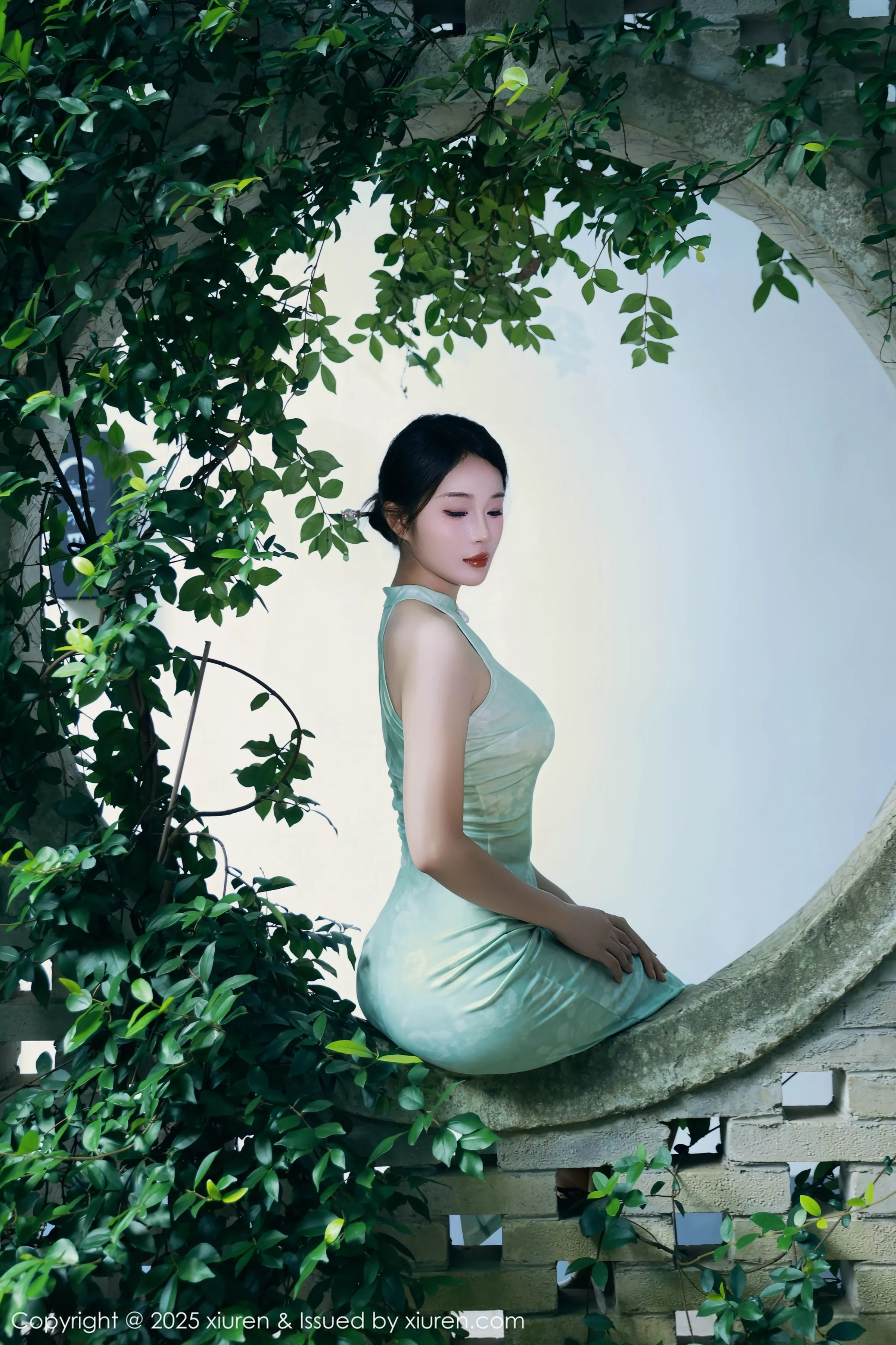 秀人集.com_[XiuRen秀人网]No.10538_模特南乔性感浅绿色旗袍服饰配超薄无内肉丝秀完美身材诱惑写真84P