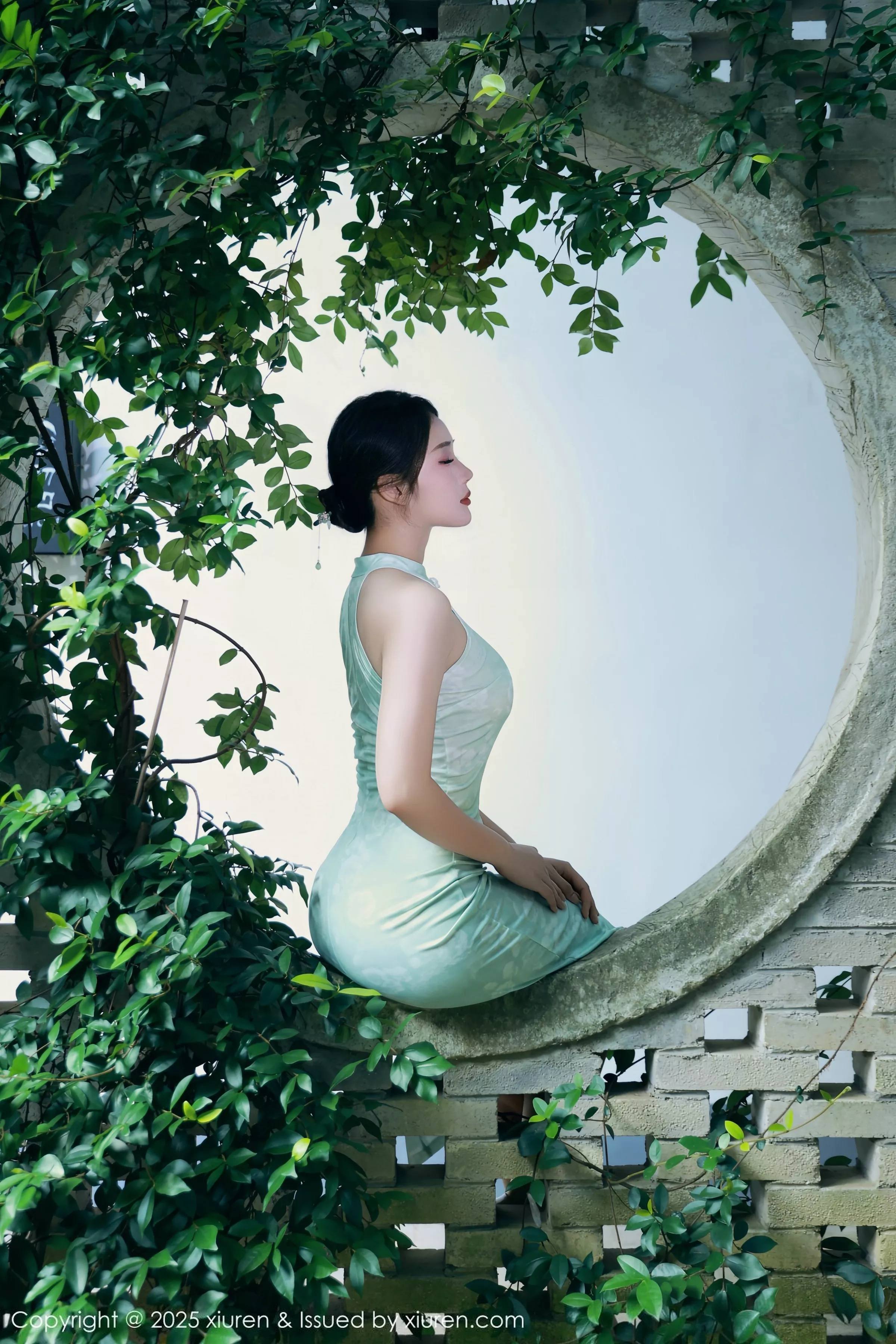 秀人集.com_[XiuRen秀人网]No.10538_模特南乔性感浅绿色旗袍服饰配超薄无内肉丝秀完美身材诱惑写真84P