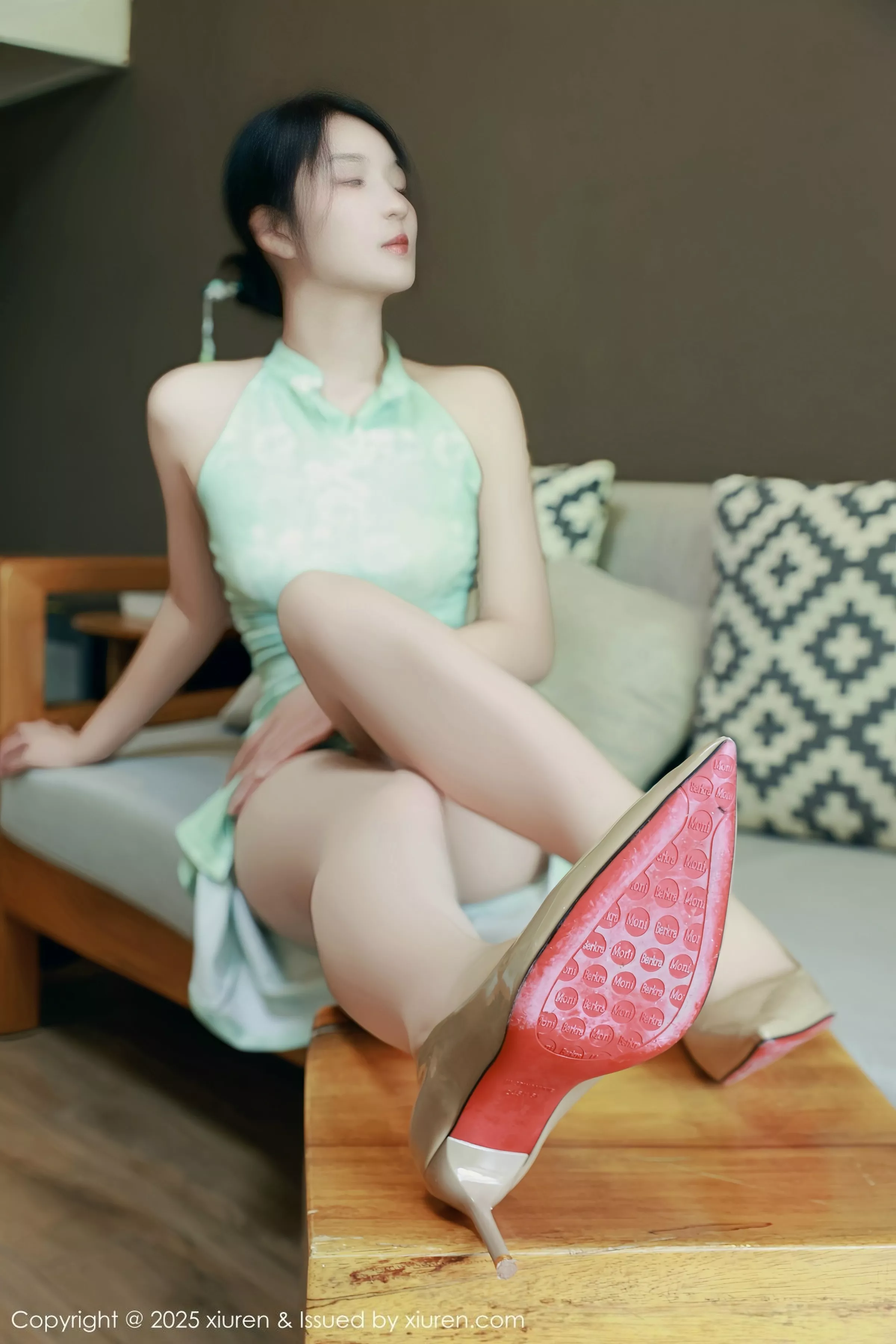 秀人集.com_[XiuRen秀人网]No.10538_模特南乔性感浅绿色旗袍服饰配超薄无内肉丝秀完美身材诱惑写真84P