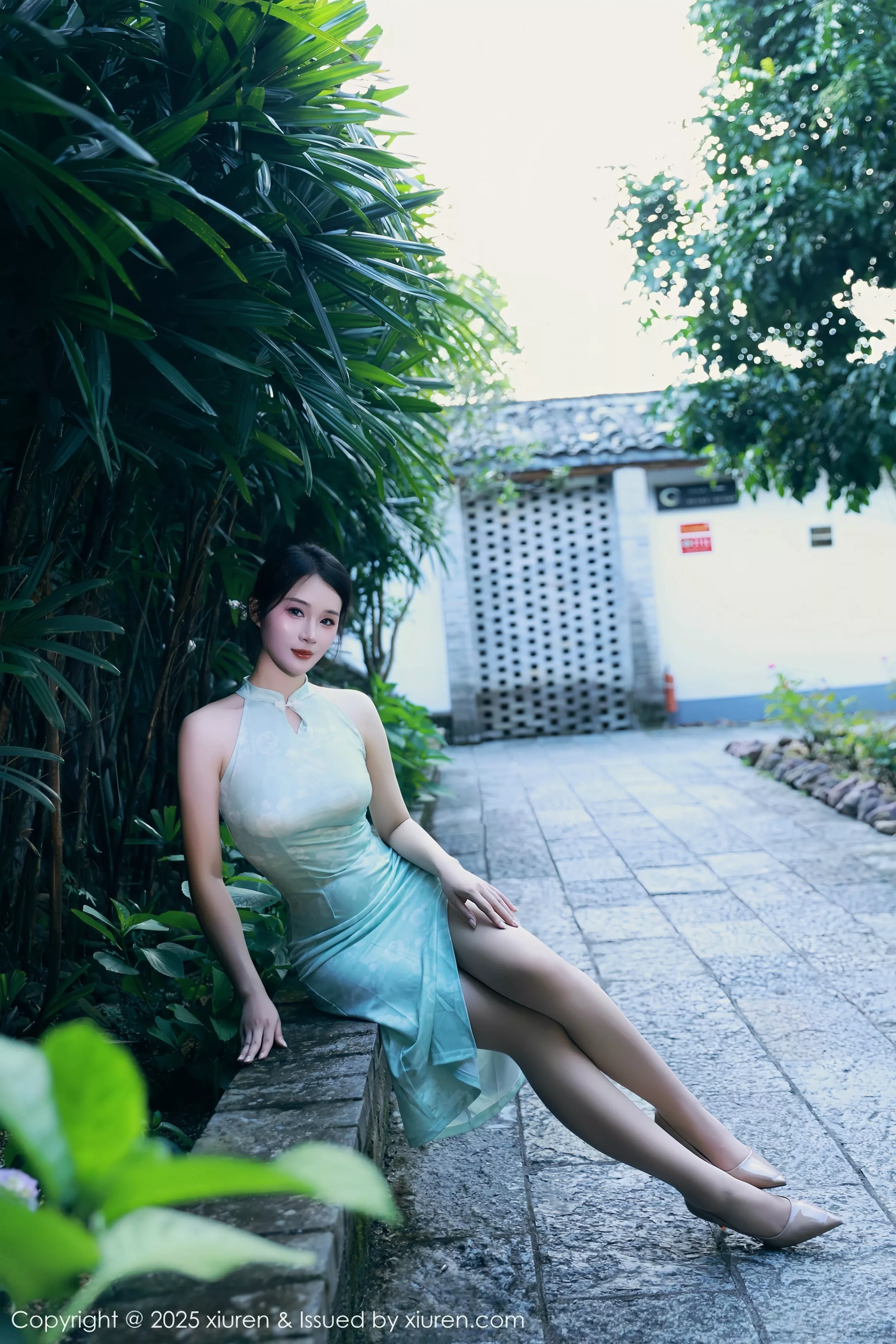 秀人集.com_[XiuRen秀人网]No.10538_模特南乔性感浅绿色旗袍服饰配超薄无内肉丝秀完美身材诱惑写真84P