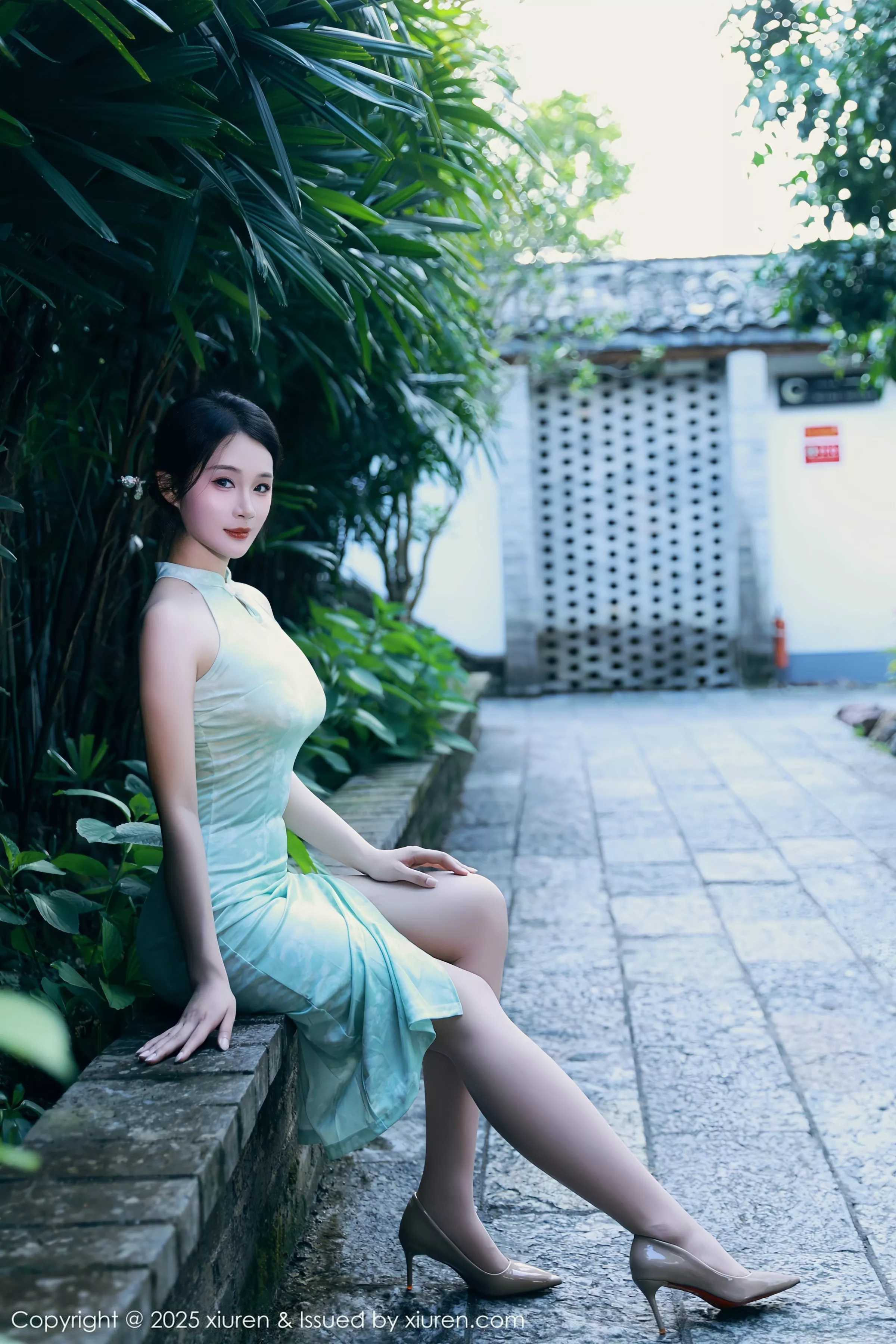 秀人集.com_[XiuRen秀人网]No.10538_模特南乔性感浅绿色旗袍服饰配超薄无内肉丝秀完美身材诱惑写真84P