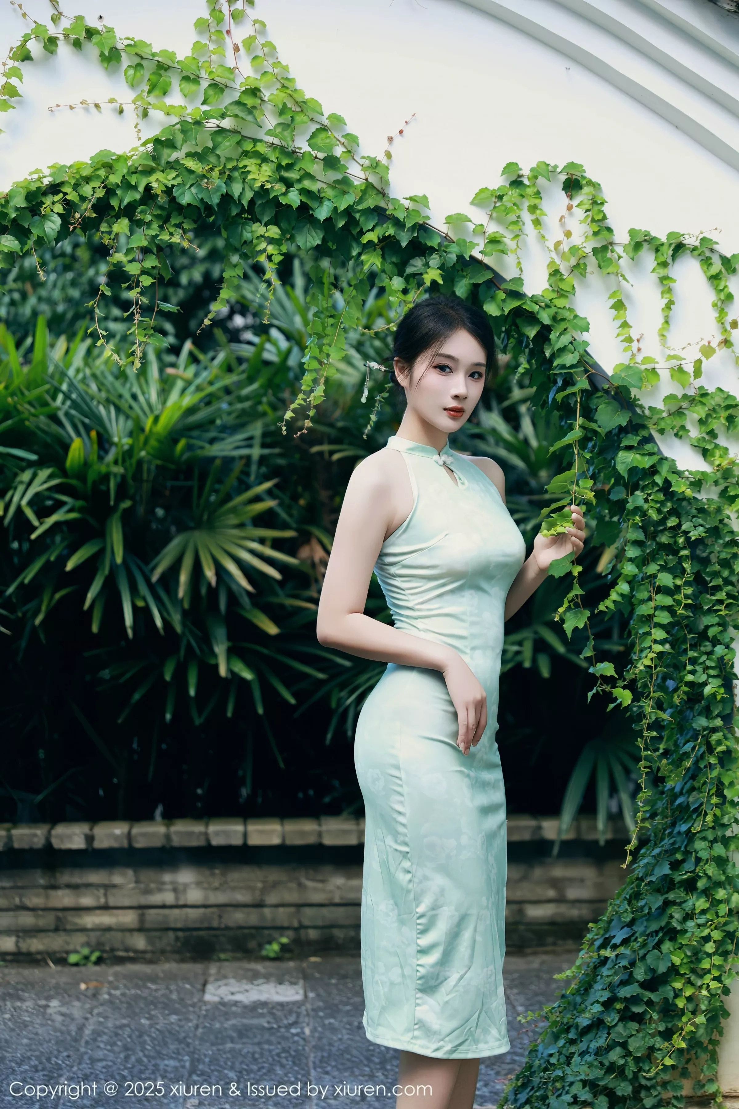 秀人集.com_[XiuRen秀人网]No.10538_模特南乔性感浅绿色旗袍服饰配超薄无内肉丝秀完美身材诱惑写真84P