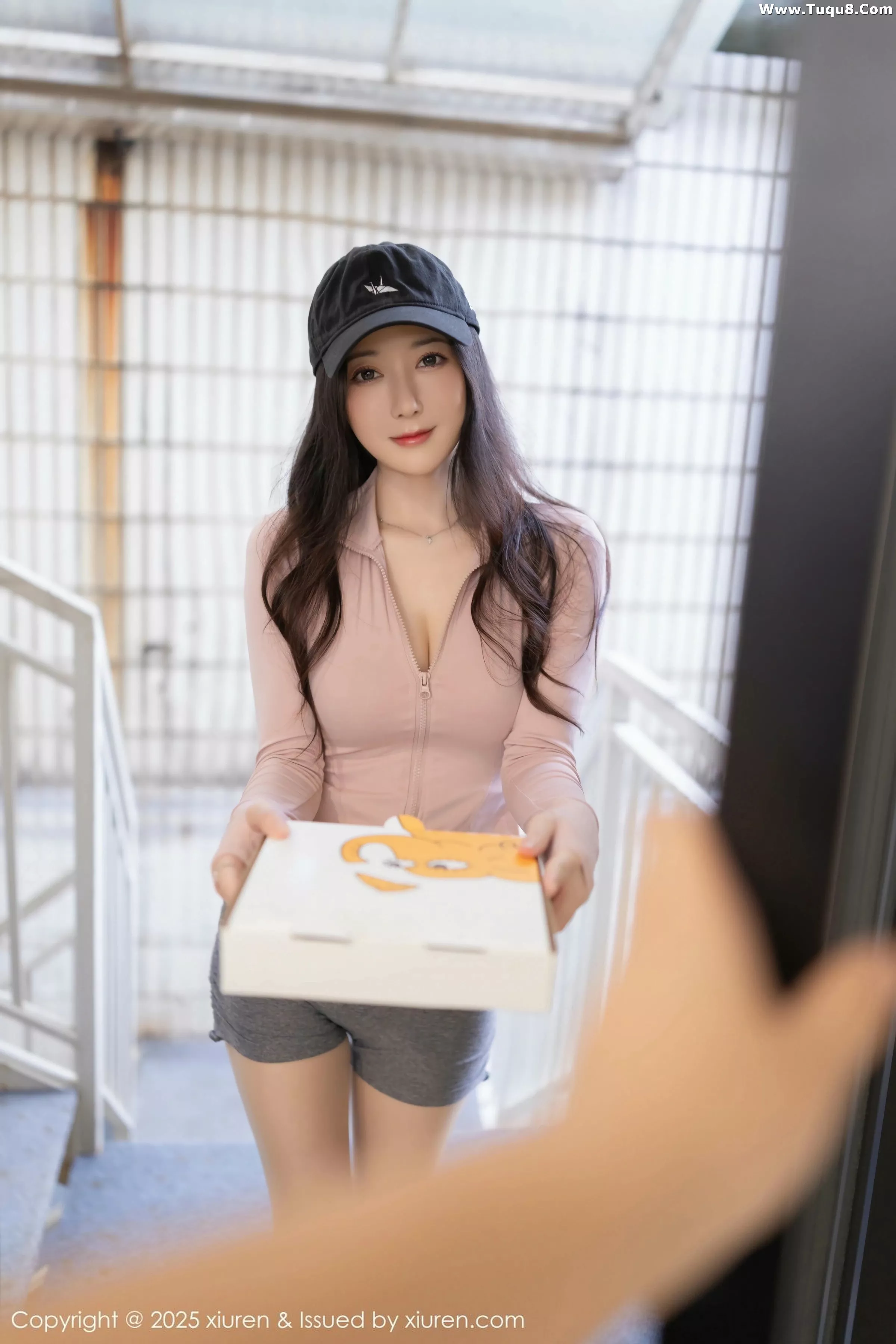 秀人集.com_[XiuRen秀人网]No.10542_模特鱼子酱Fish粉色上衣配灰短裙露灰色内衣秀曼妙身材诱惑写真80P