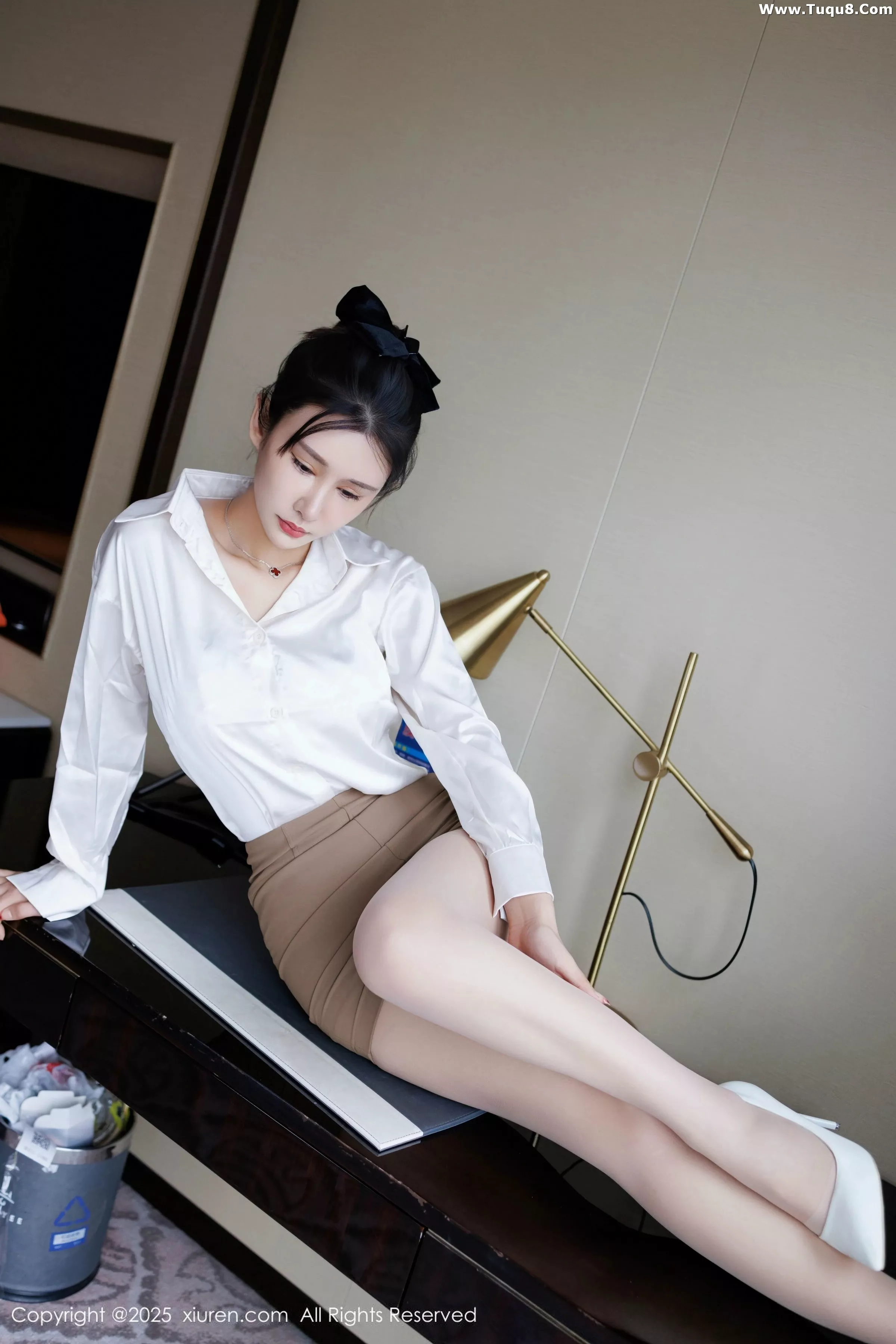 秀人集.com_[XiuRen秀人网]No.10543_模特艺艺yiyi性感白色衬衫露白色内衣配超薄肉丝秀美腿诱惑写真49P