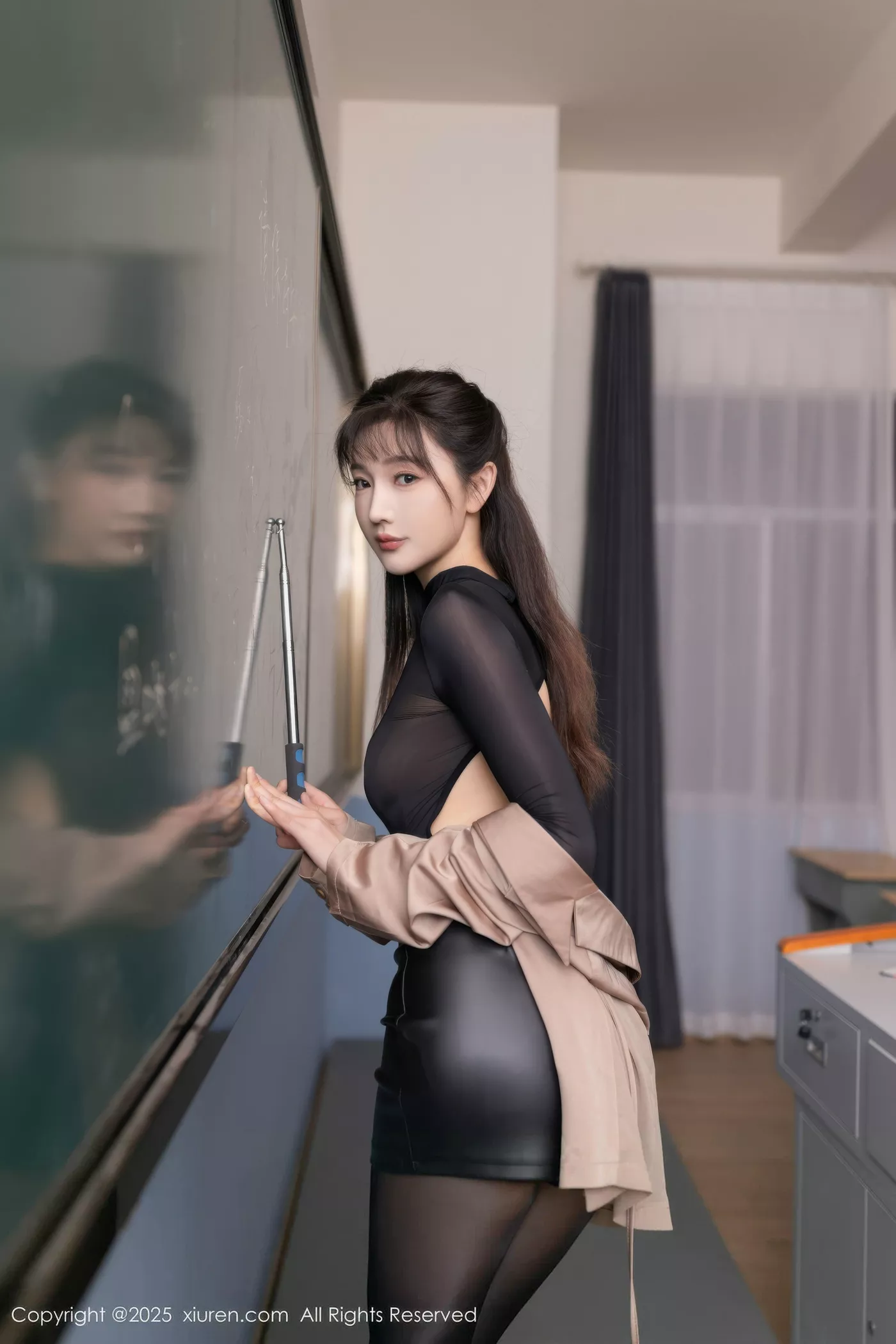 秀人集.com_[XiuRen秀人网]No.10558_模特陆萱萱场景拍摄性感黑色连体丝袜秀翘臀美腿撩人诱惑写真80P