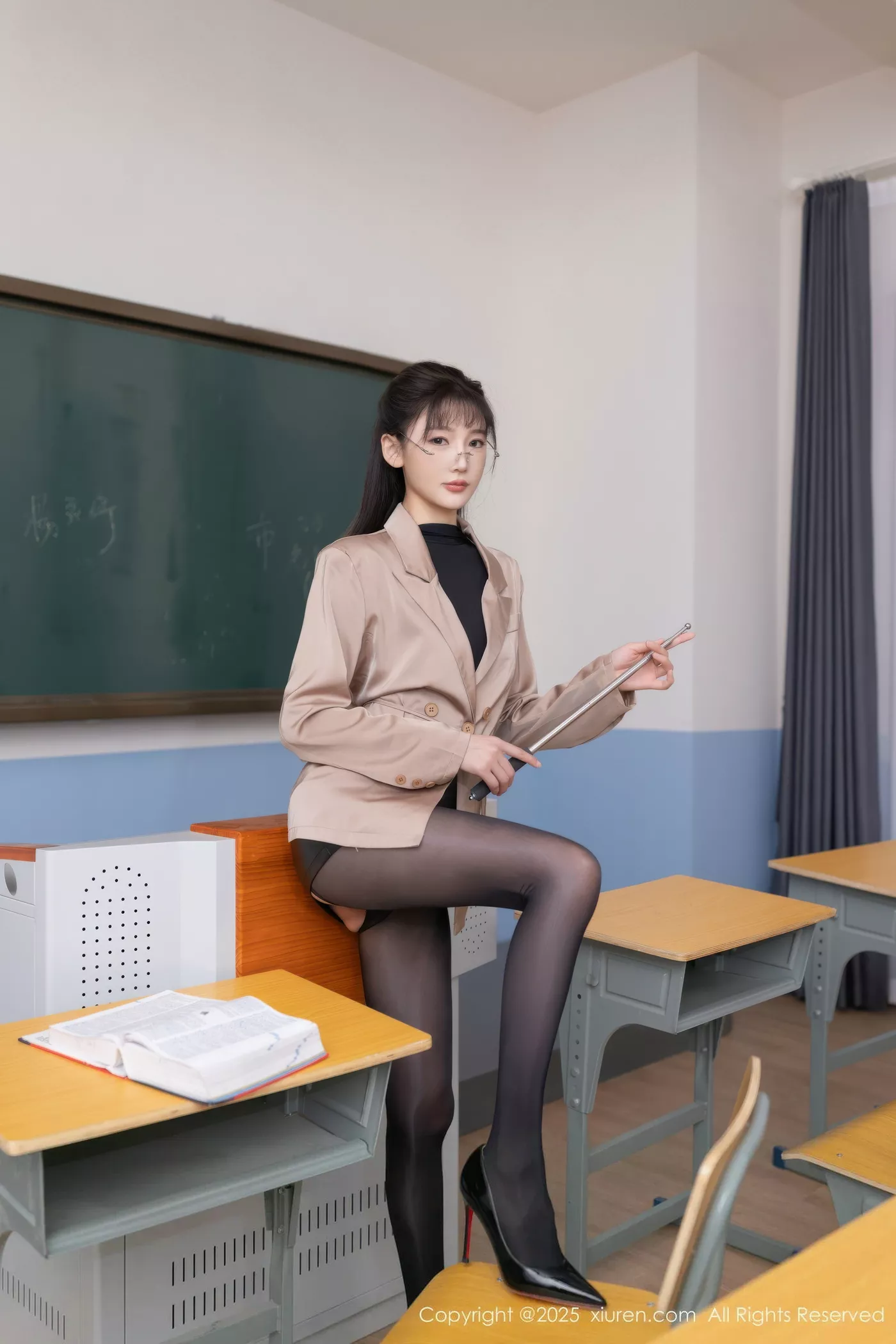 秀人集.com_[XiuRen秀人网]No.10558_模特陆萱萱场景拍摄性感黑色连体丝袜秀翘臀美腿撩人诱惑写真80P