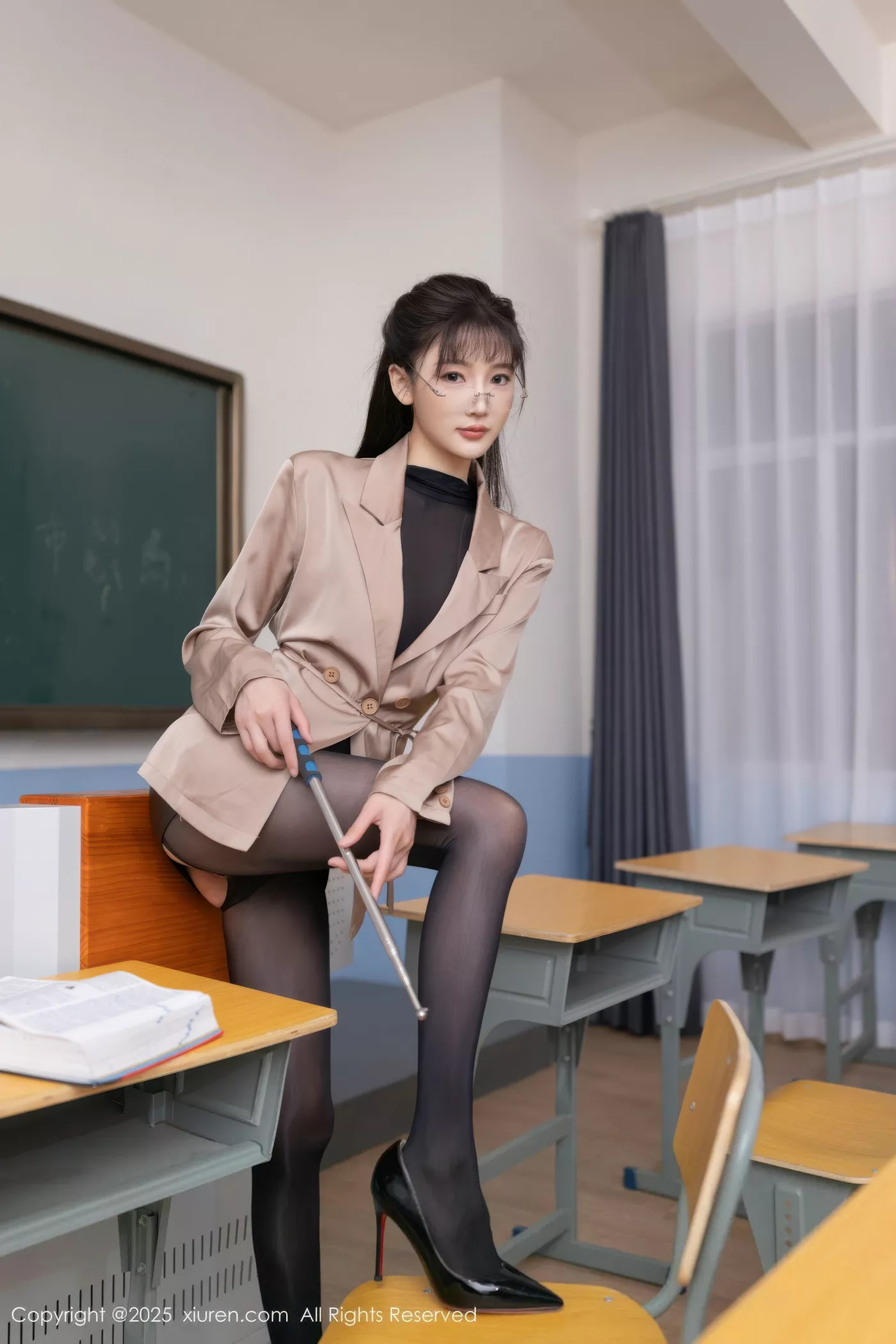 秀人集.com_[XiuRen秀人网]No.10558_模特陆萱萱场景拍摄性感黑色连体丝袜秀翘臀美腿撩人诱惑写真80P