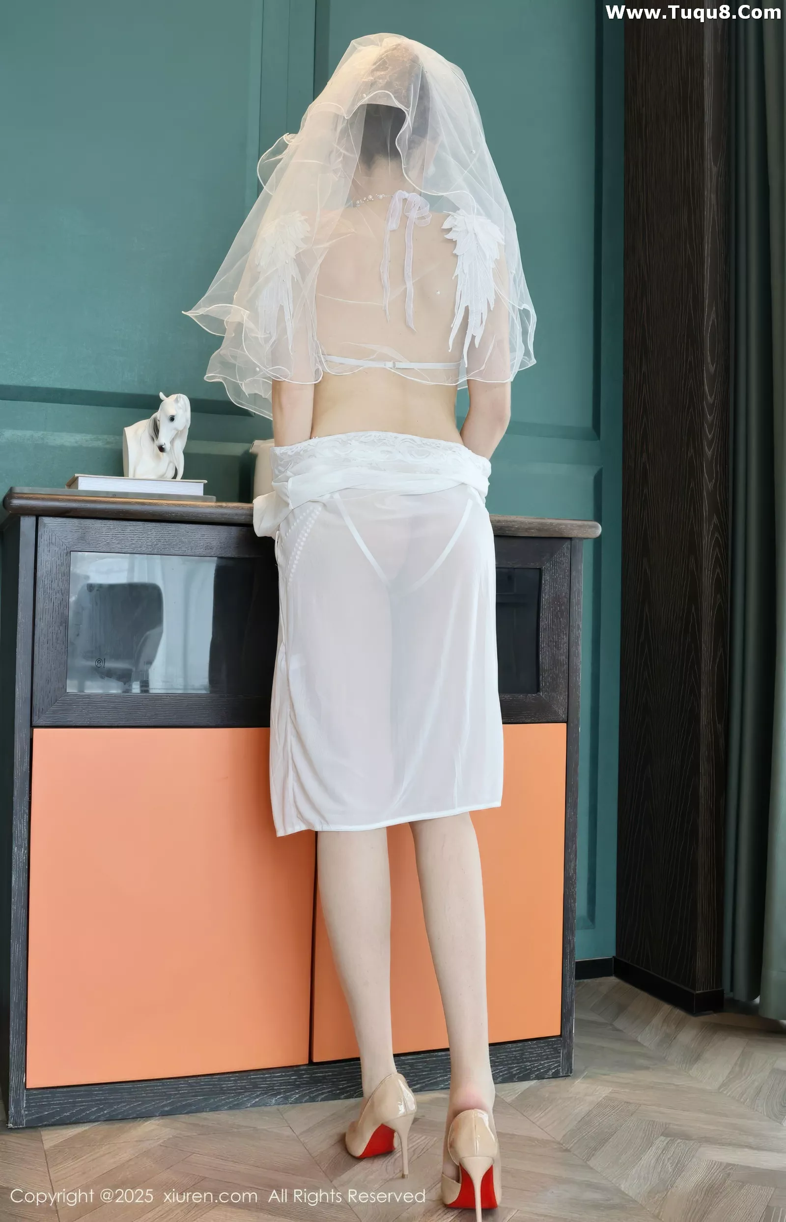 秀人集.com_[XiuRen秀人网]No.10559_新人模特糯梨子性感白色情趣婚纱配白色丝袜秀曼妙身姿诱惑写真70P